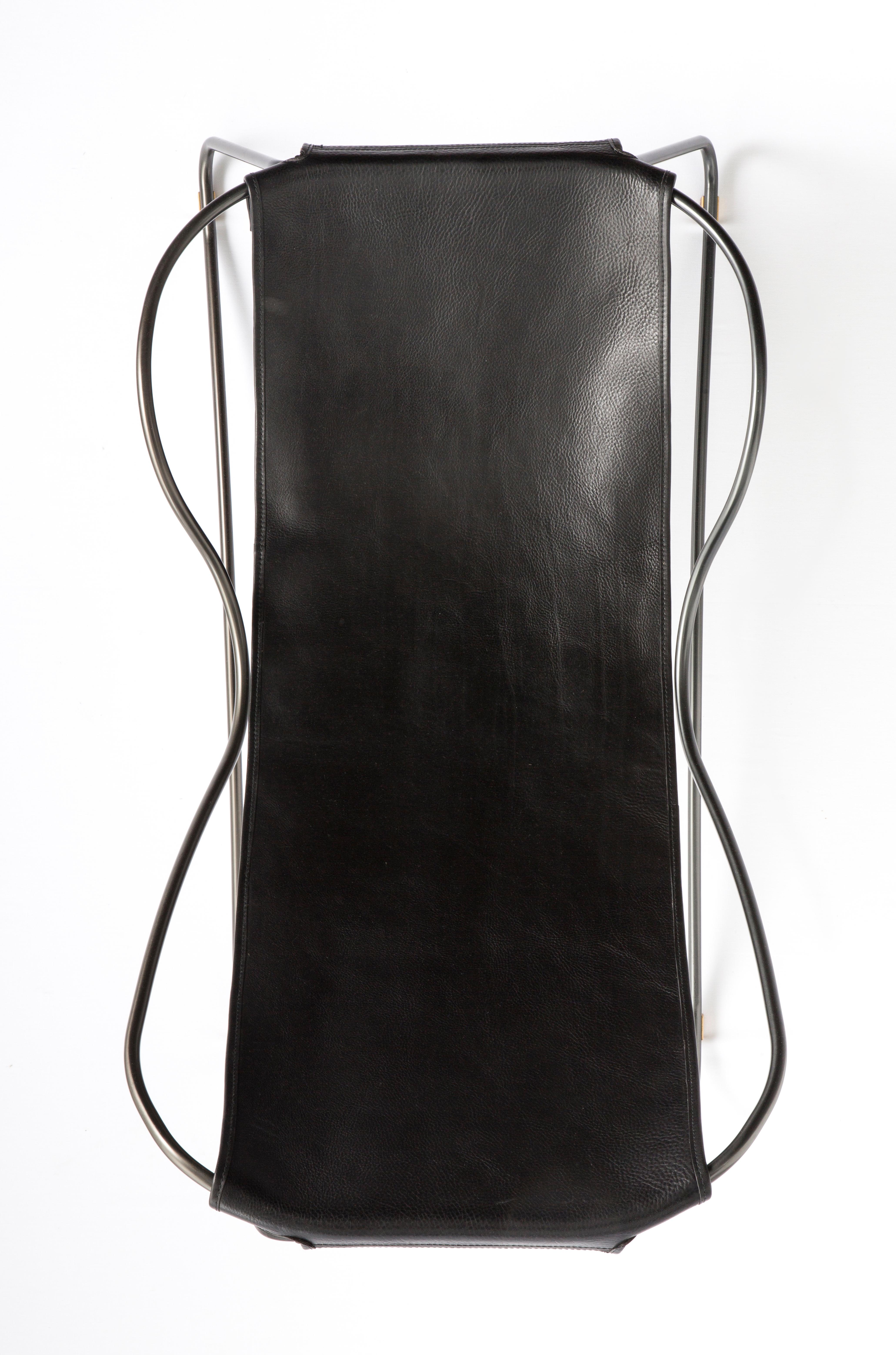 HUG Chaise Lounge Schwarzer Stahl und schwarzes Sattelleder

Die zeitgenössische Chaiselongue HUG wurde mit einer leichten Ästhetik entworfen und konzipiert. Die leichte Schwingung der 16 mm dicken Stahlstange wird durch die Flexibilität des 3,5 mm