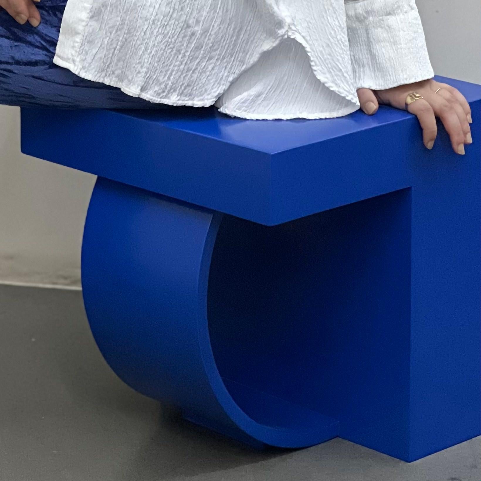 La table basse est issue de la collection Up&Up. Elle est créée en combinant des formes géométriques de base, composées de vernis bleu mat sur mdf.

Dimensions : Largeur : 15,74 pouces ( 40 cm ) Profondeur : 15,74 pouces ( 40 cm ) Largeur : 15,74