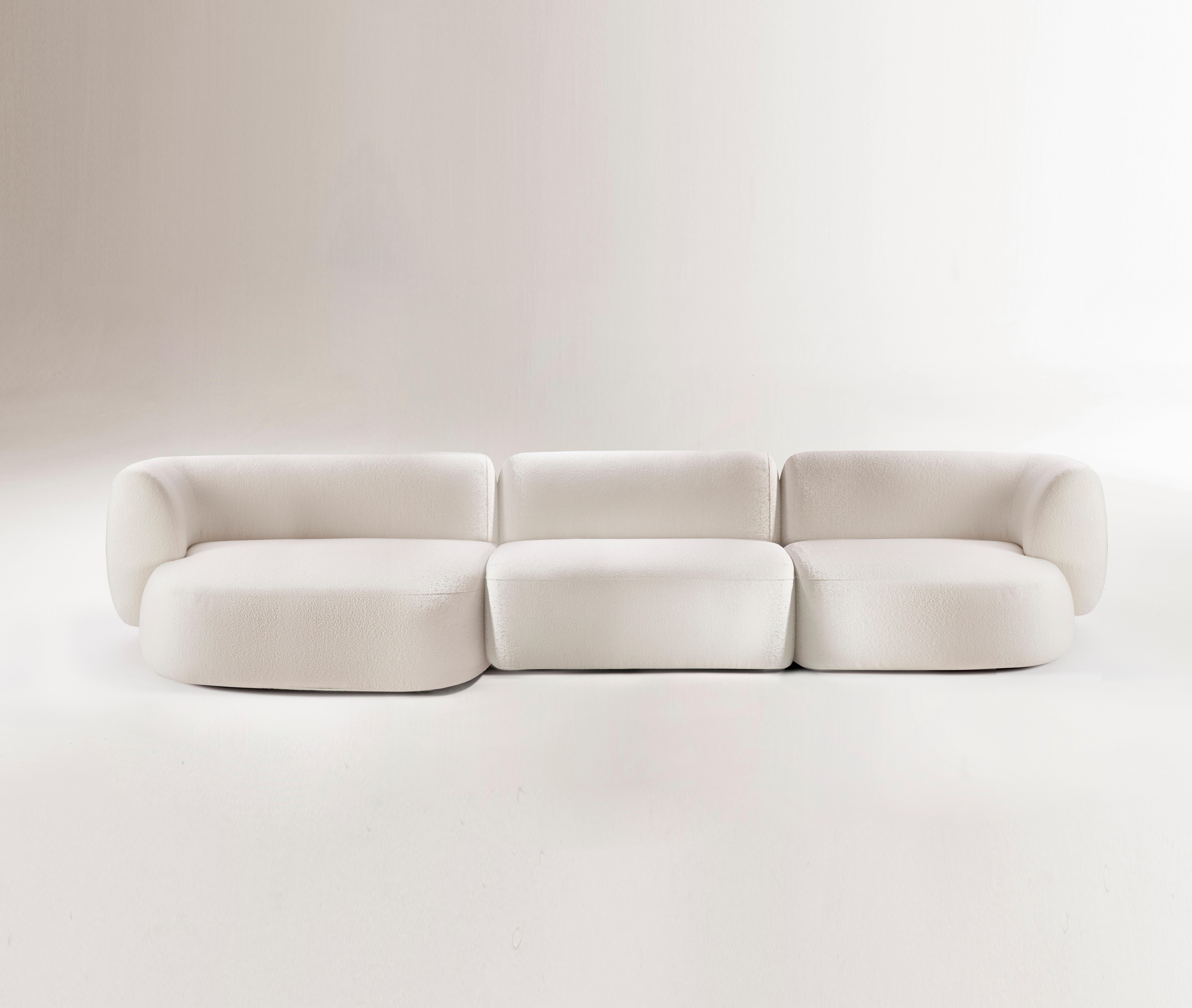 Hug modulares sofa von Collector
Abmessungen: B 370 x T 160 x H 74 cm
Chaise Longue XL Modul: B 150 x T 160 x H 74 cm.
Modul für das zentrale Element: B 100 x T 98 x H 74 cm. 
Modul DX-Anschlusselement: B 120 x T 98 x H 74 cm.
MATERIALIEN: