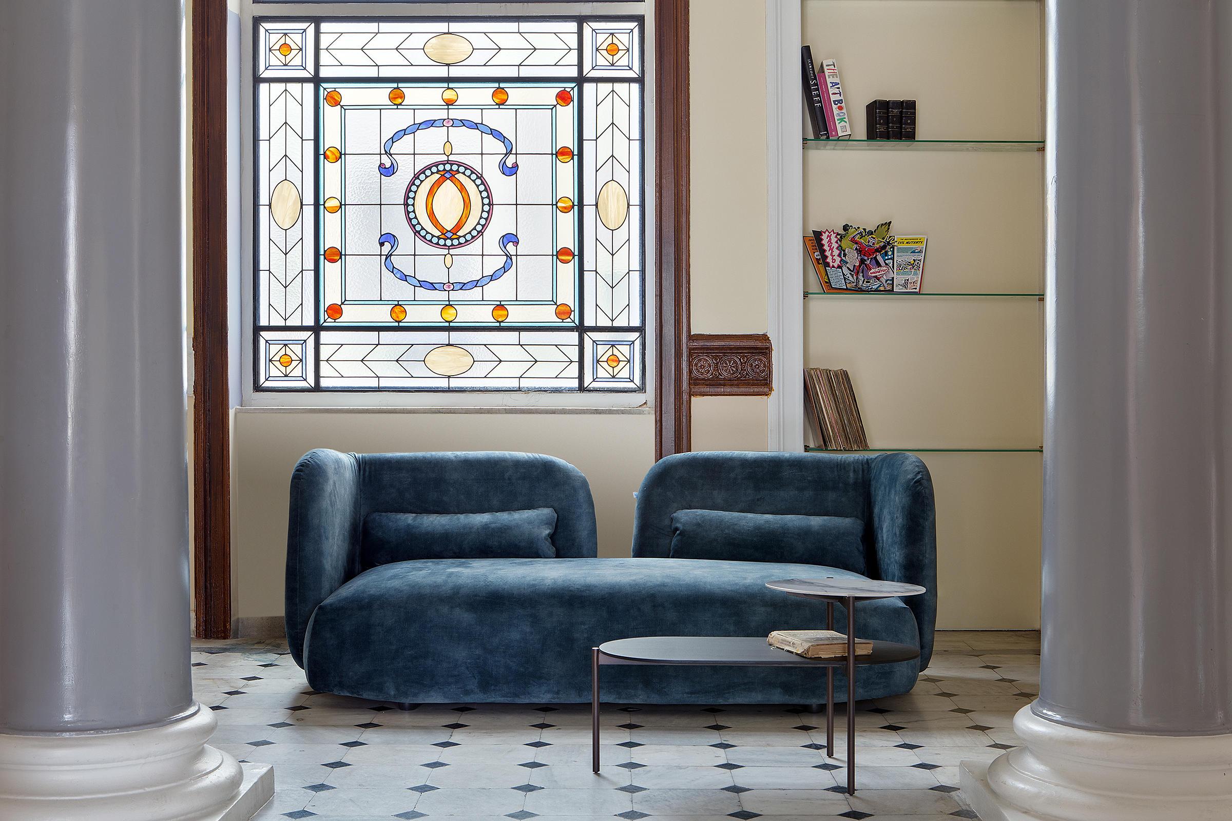 Hug Sculptural Two Seater Sofa In High Resistant Velvet - Mondo Design Studio Griego en venta