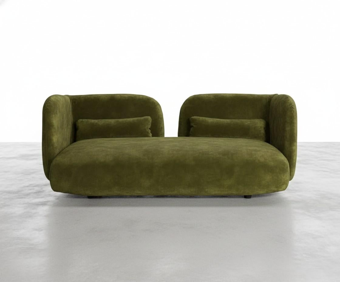 Hug Sculptural Two Seater Sofa In High Resistant Velvet - Mondo Design Studio en venta 1