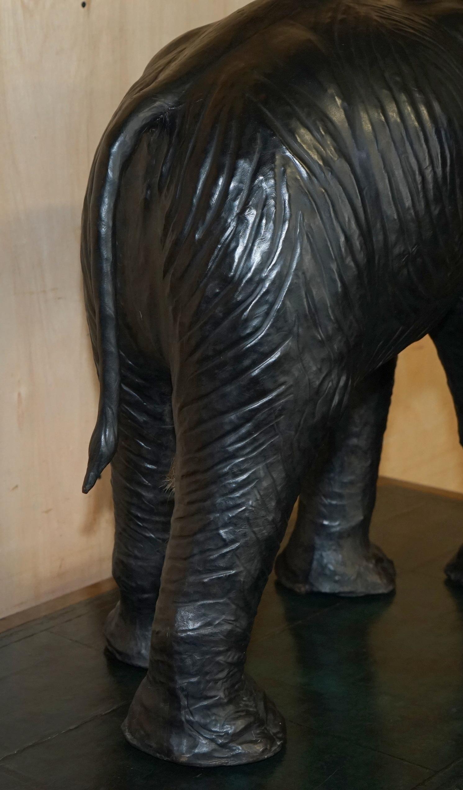 Cuir ÉNORME TABLE D'ACCOMPAGNEMENT EN CUIR D'ELEPHANT DE 1,07 MÈTRE DE LONDRES OMERSA en vente