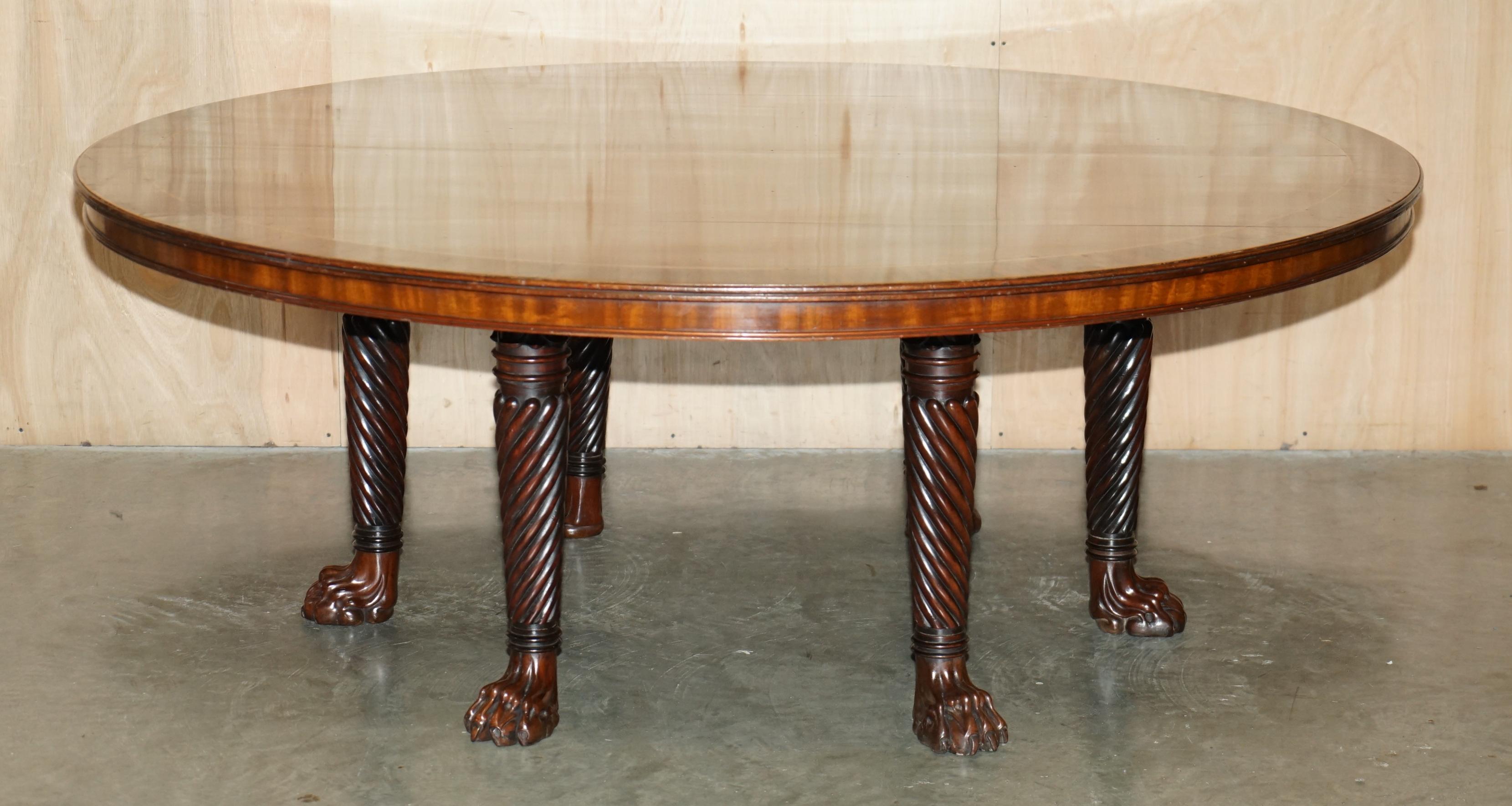 Casa Reale Antiquariato

Royal House Antiques è lieta di offrire in vendita questo squisito tavolo da pranzo extra large in mogano fiammato con bordo in ebano di Macassar alla maniera di Thomas Home con gambe a zampa di leone ornate e intagliate,
