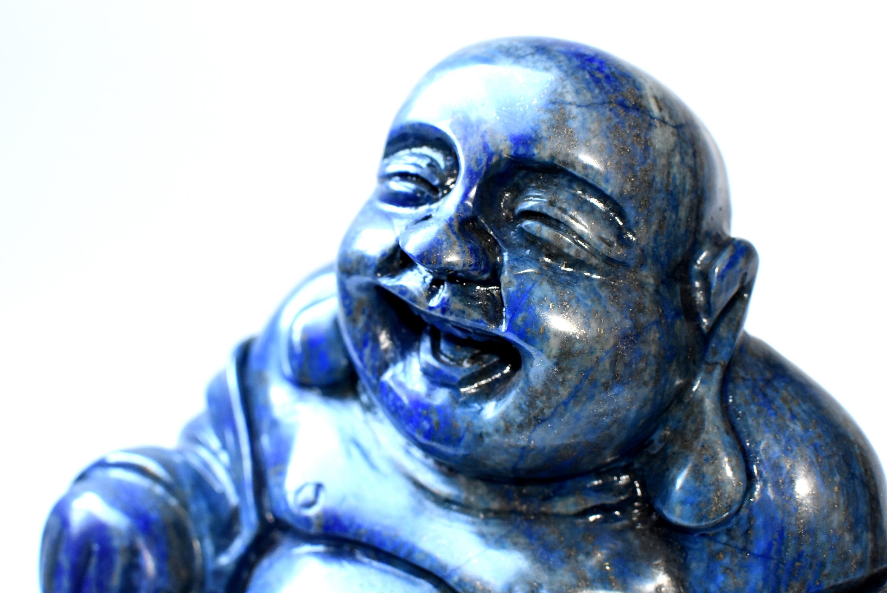 Eine extragroße Skulptur:: die den beliebten chinesischen Happy Buddha darstellt. Mit einem Gewicht von unglaublichen 14::4 Pfund hat der Stein ein wunderschönes gesättigtes Blau mit auffallend glitzerndem Gold. Schön geschnitzte Gesichtszüge und