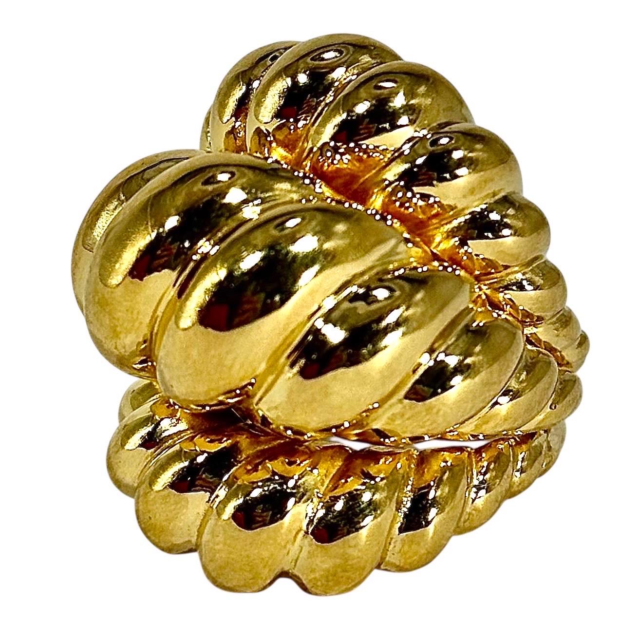Questo anello a tre sezioni con nodo, potente e sostanzioso, della metà del XX secolo, è un vero e proprio anello di rappresentanza. Sarà molto amato da tutti coloro che credono che 