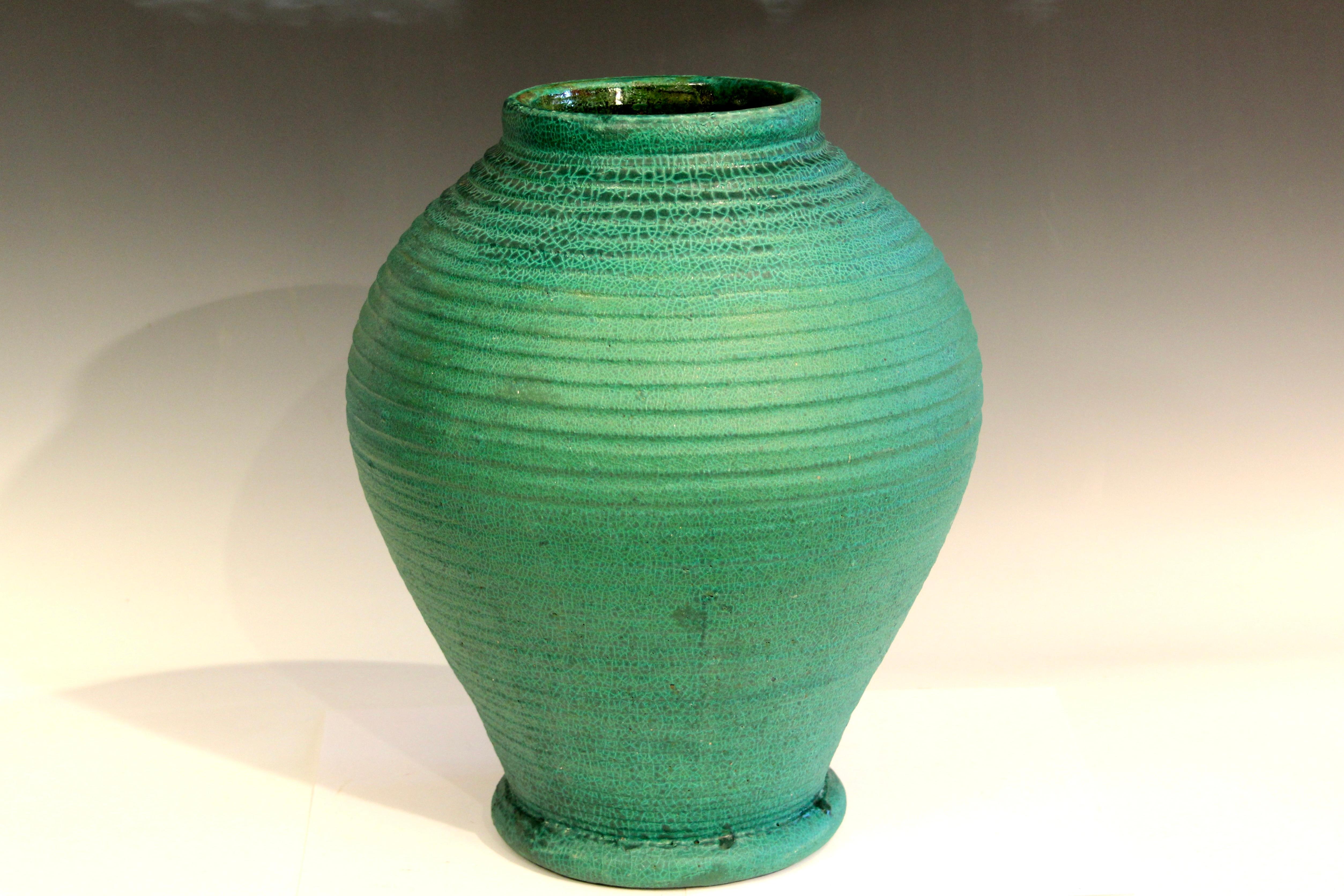 Grande vaso antico Merrimac Pottery Arts and Crafts dalla forma rigonfia con nervature definite e smalto verde opaco alligatore. Merrimac Pottery operò a Newburyport, Ma. dal 1897 al 1908. Non segnato. Altezza 15