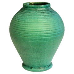 Grand vase de 15" de Merrimac Pottery Matt Green Arts & Craft Ribbed Turned Antique