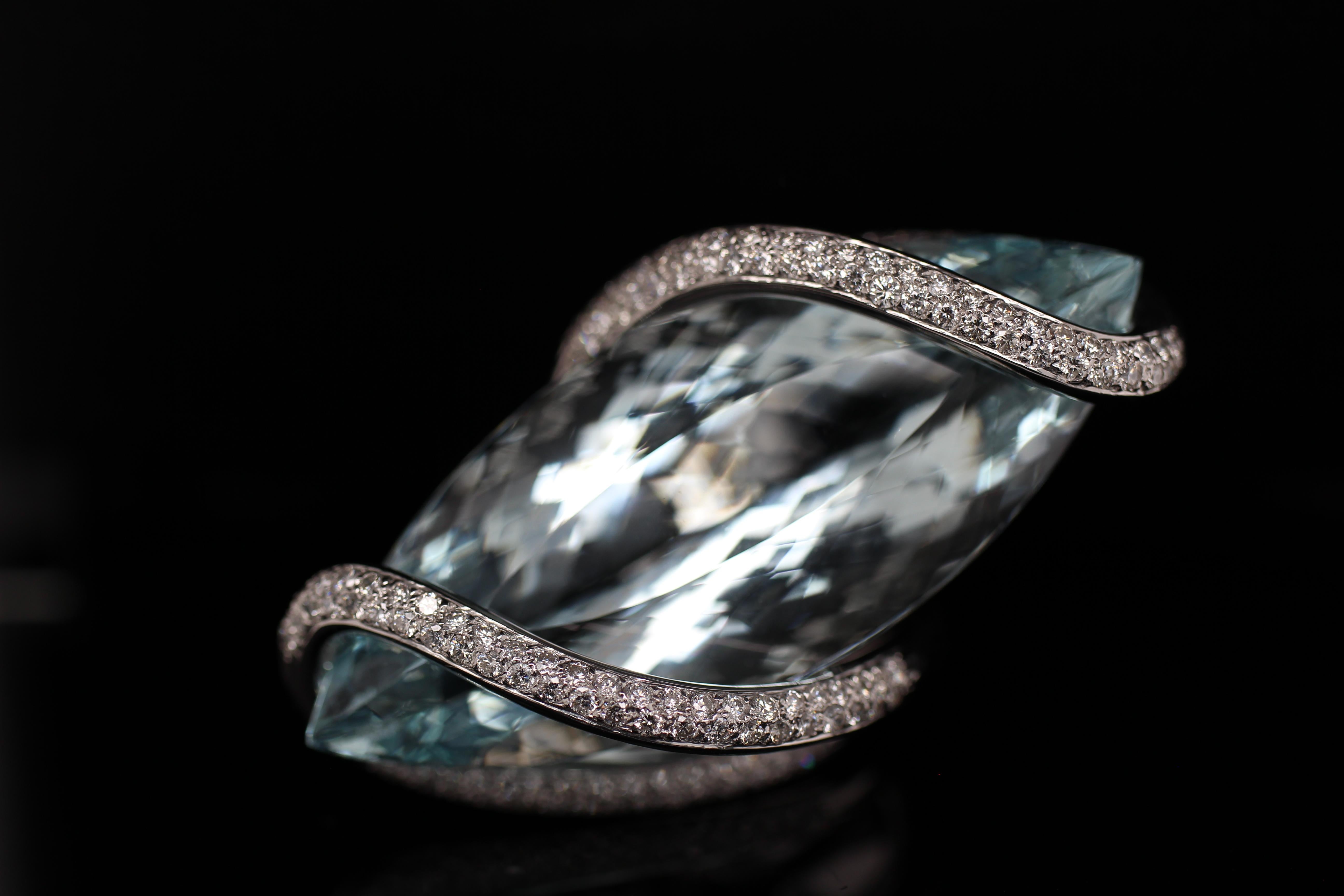 18kt Solid White Gold Huge 150ct Marquise cut Aquamarine Ring  With 4.6ct Diamonds 

One of a kind hand made jewellery piece of art with extremely rare collectable blue Aquamarine of ca. 150 ct !  

Material: 18kt solid white gold (67,8