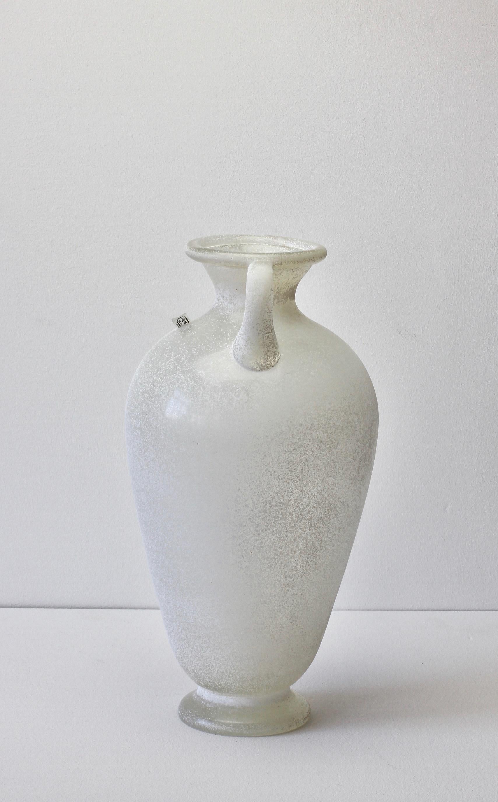 Riesige signierte Seguso Vetri d'Arte Weiß 'a Scavo' Murano Glas Amphora oder Vase (Moderne der Mitte des Jahrhunderts) im Angebot