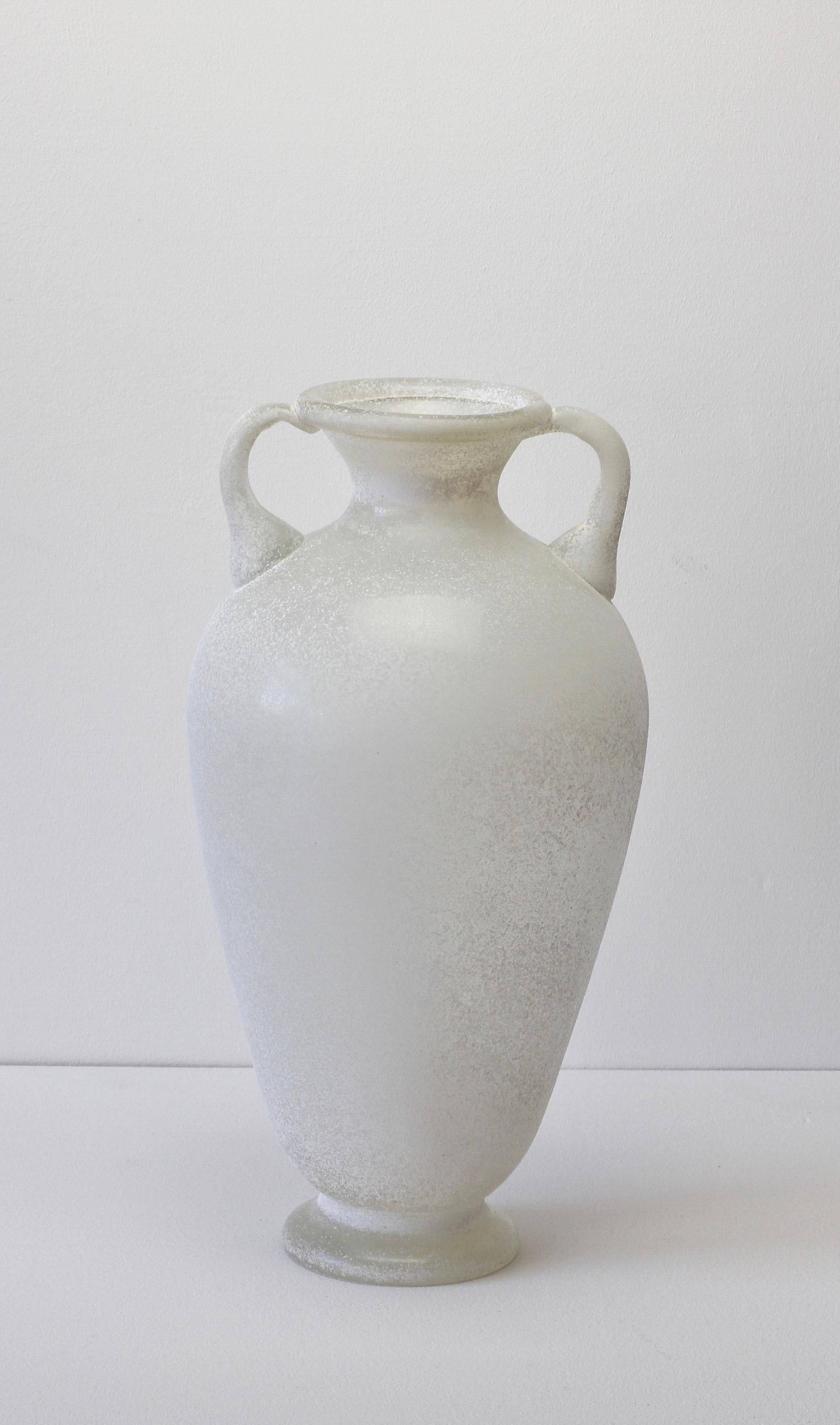 Riesige signierte Seguso Vetri d'Arte Weiß 'a Scavo' Murano Glas Amphora oder Vase (Italienisch) im Angebot