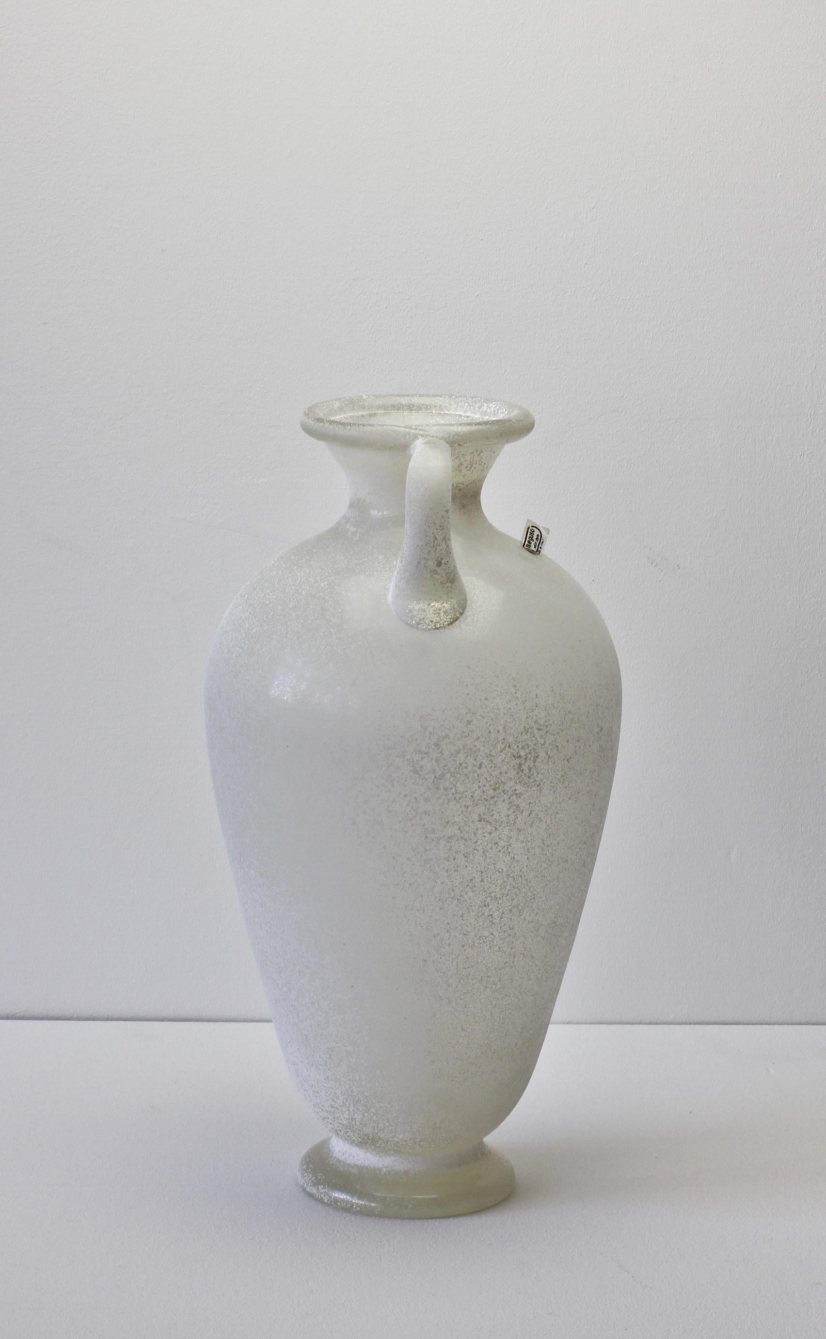 Riesige signierte Seguso Vetri d'Arte Weiß 'a Scavo' Murano Glas Amphora oder Vase im Zustand „Gut“ im Angebot in Landau an der Isar, Bayern