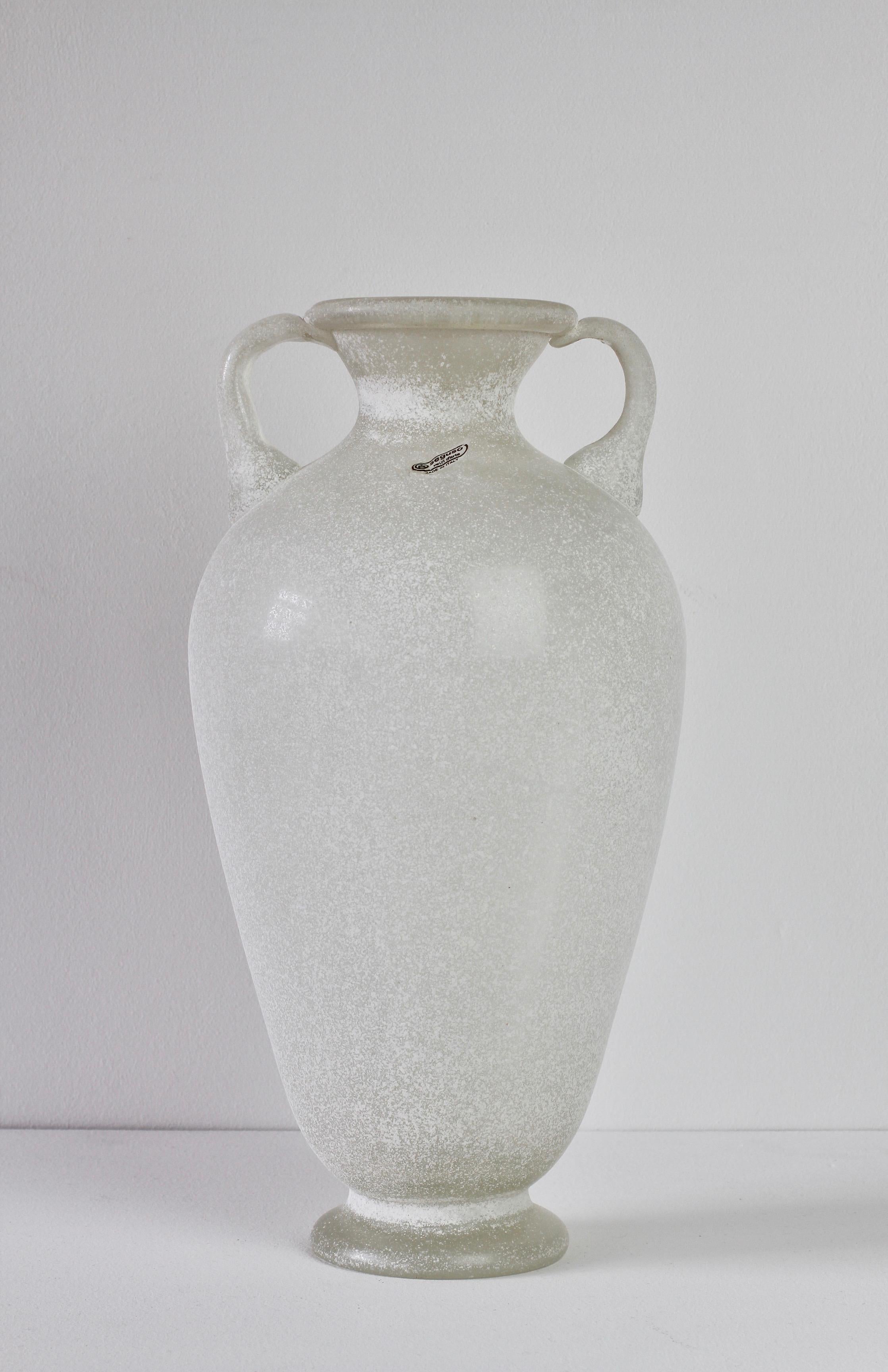 20ième siècle Énorme amphore ou vase en verre de Murano signé Seguso Vetri d'Arte blanc 