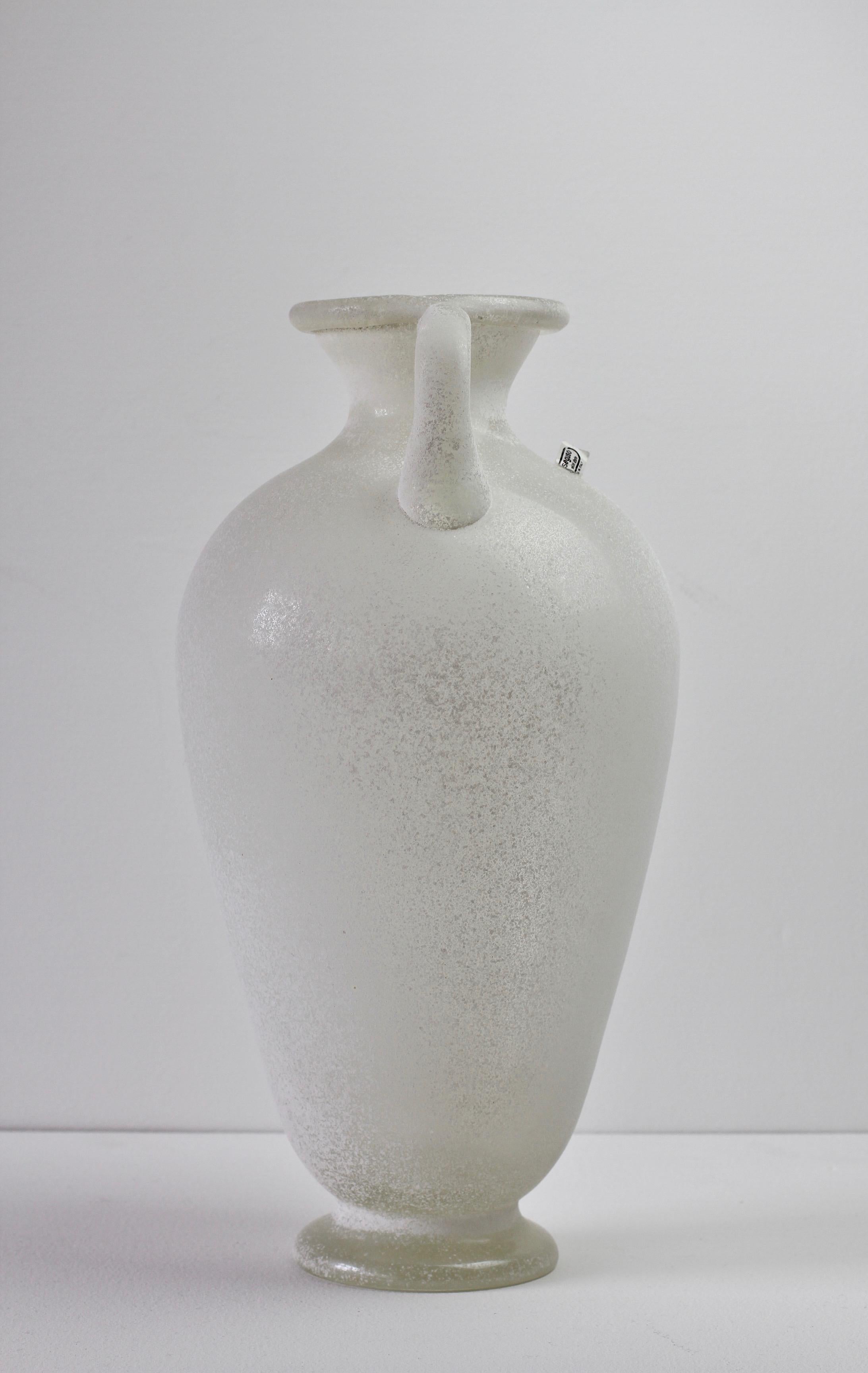 Verre brun Énorme amphore ou vase en verre de Murano signé Seguso Vetri d'Arte blanc 