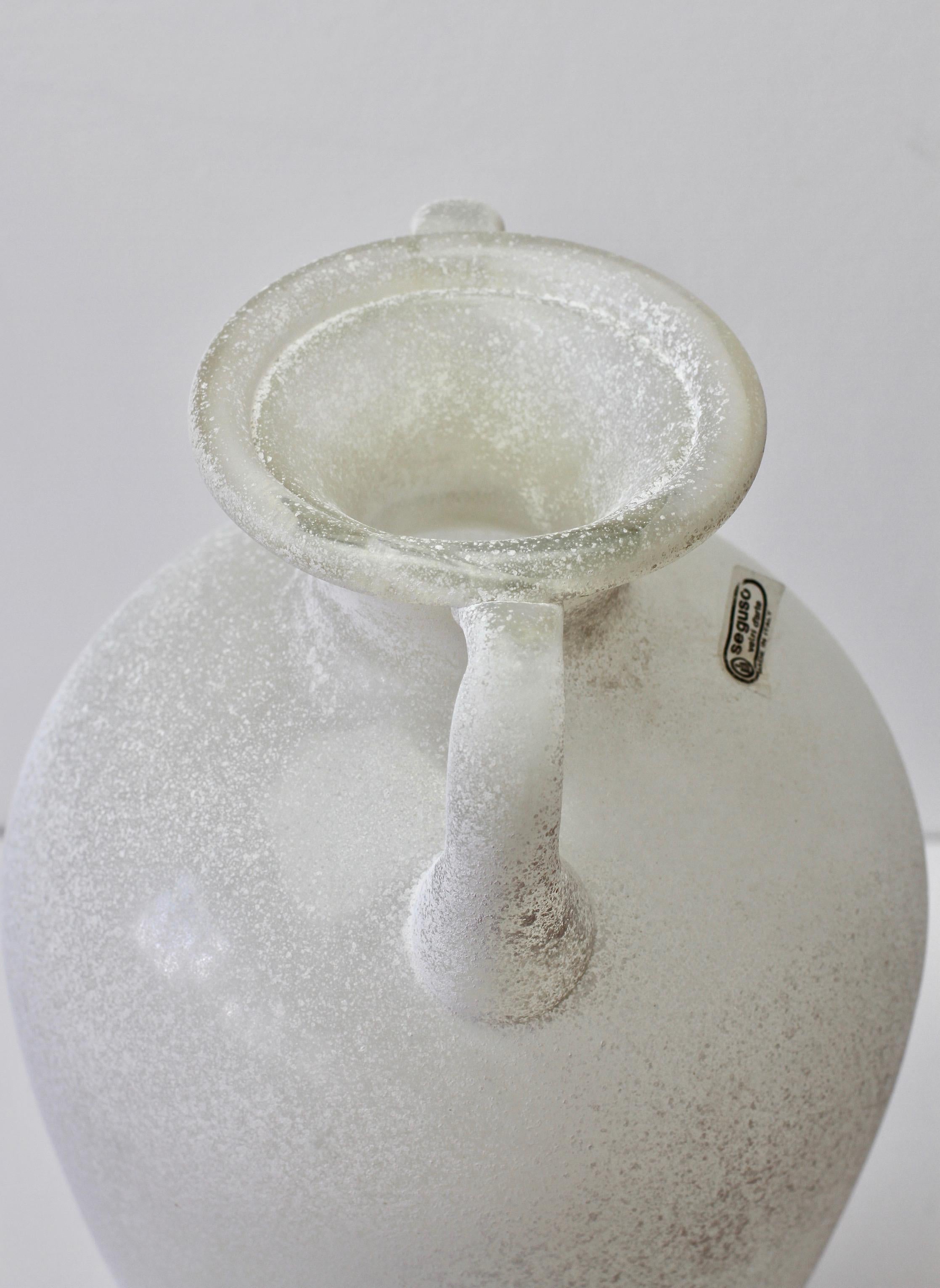 Riesige signierte Seguso Vetri d'Arte Weiß 'a Scavo' Murano Glas Amphora oder Vase im Angebot 1