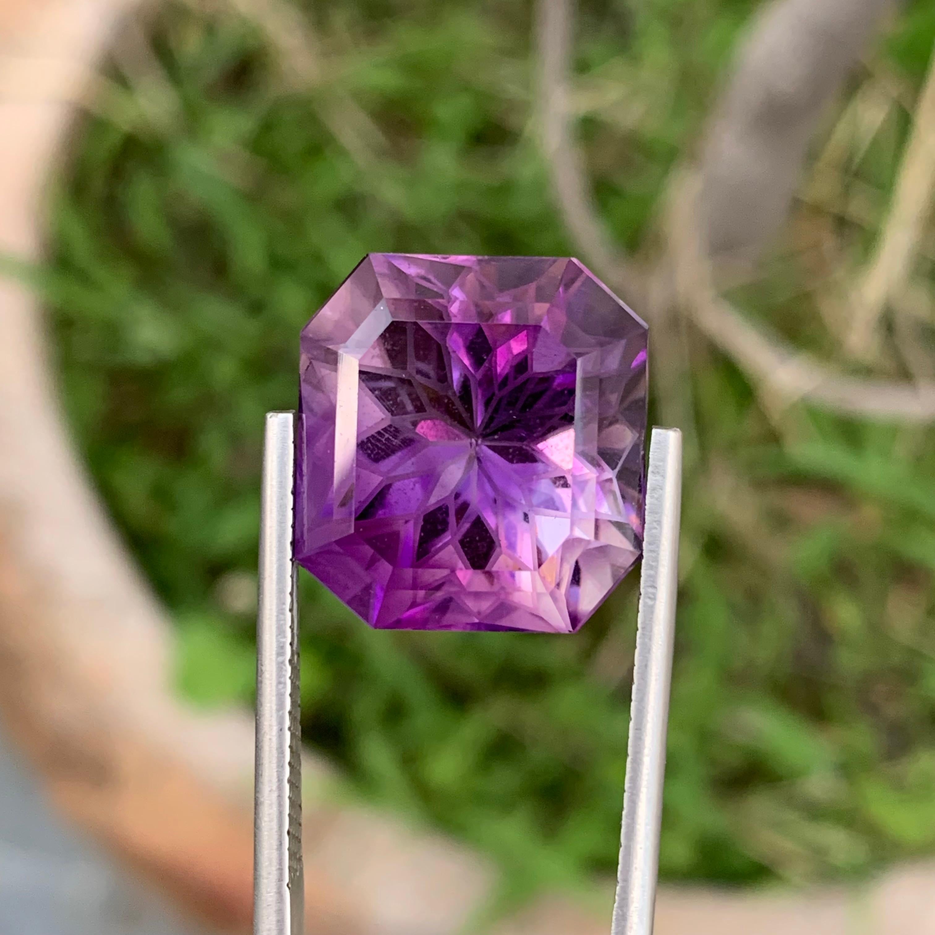 Taglio smeraldo Enorme gemma sfusa di ametista naturale da 18,60 carati con taglio a fiore per collana in vendita