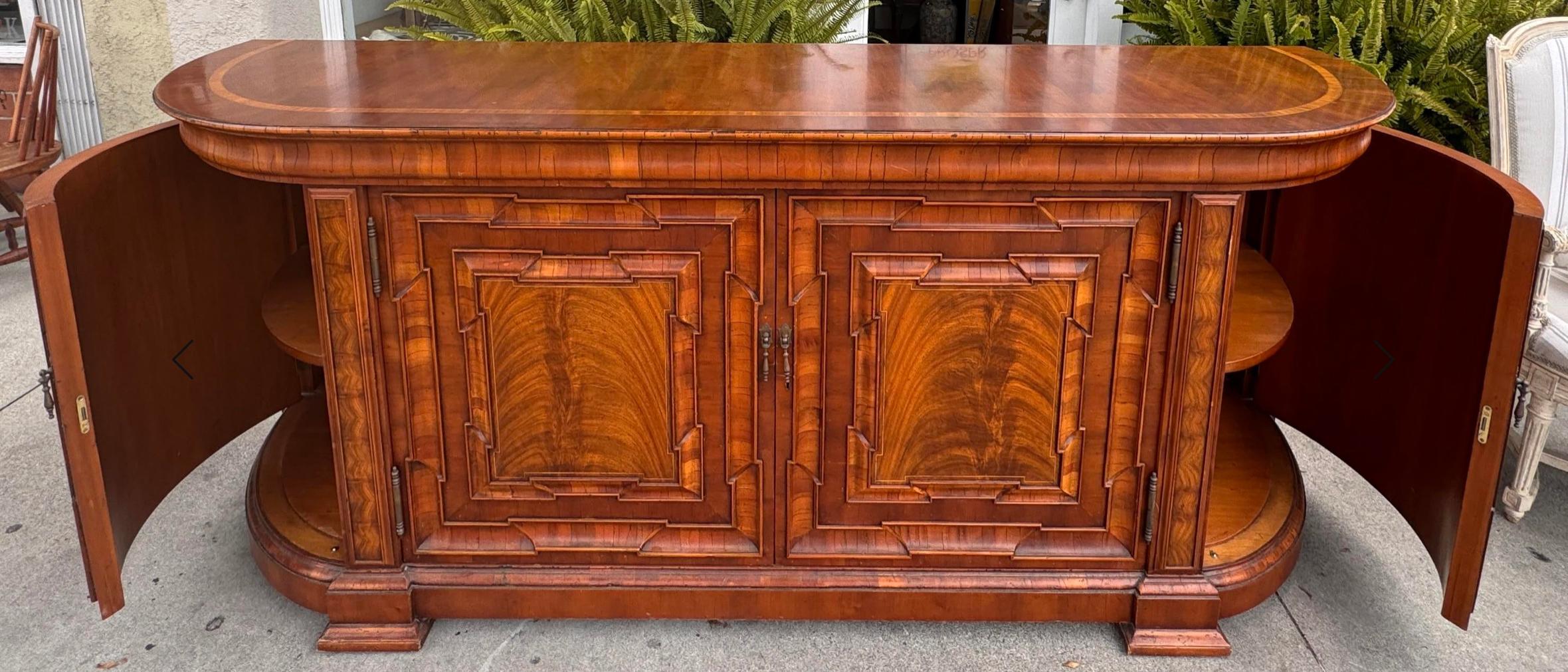 Grande crédence Alfonso Marina Ebanista de style 18ème siècle San Migel Bon état - En vente à LOS ANGELES, CA