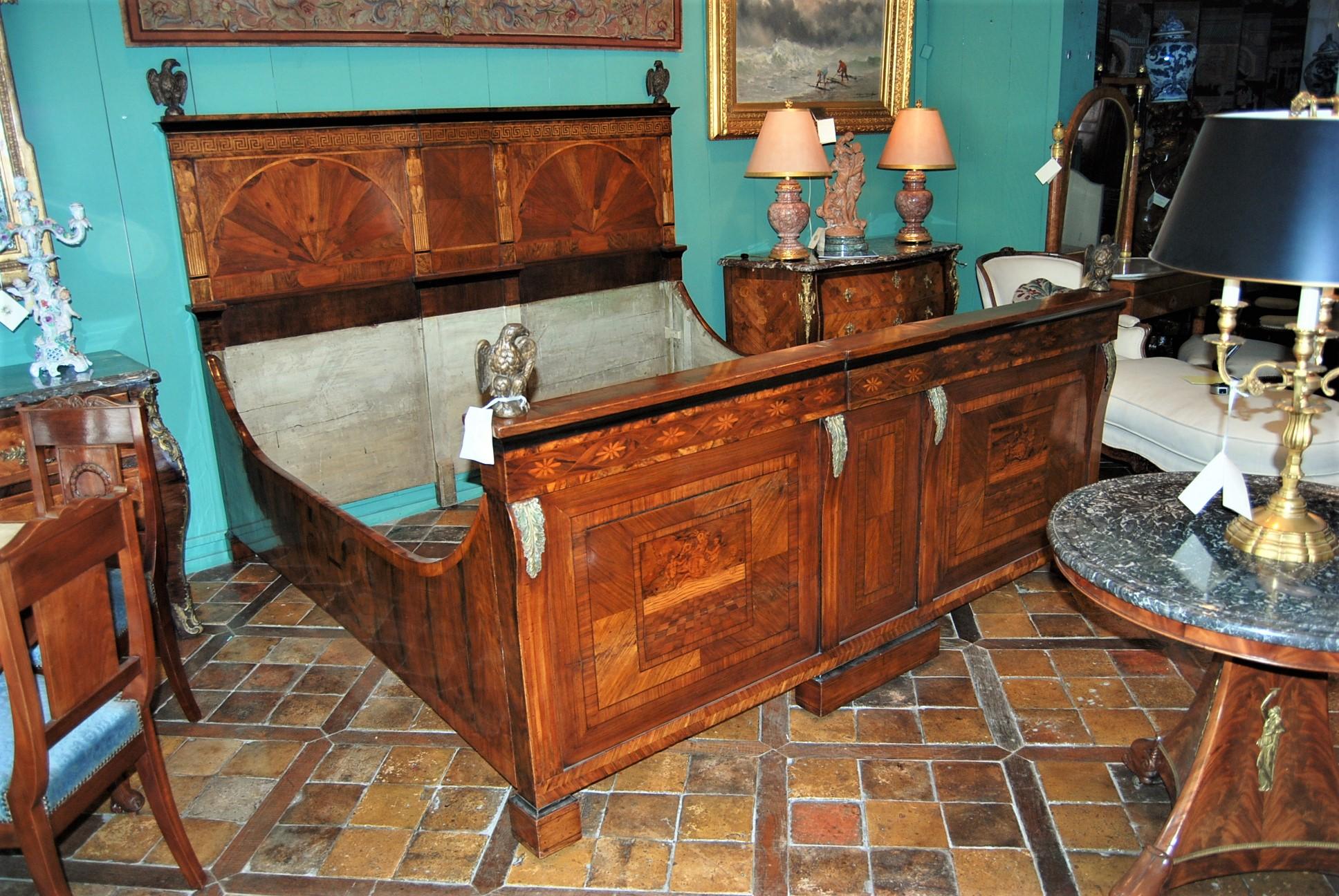 Grec classique Huge 18th C. Venetian Larger Then California King Bed Crest Finials Panel Board en vente