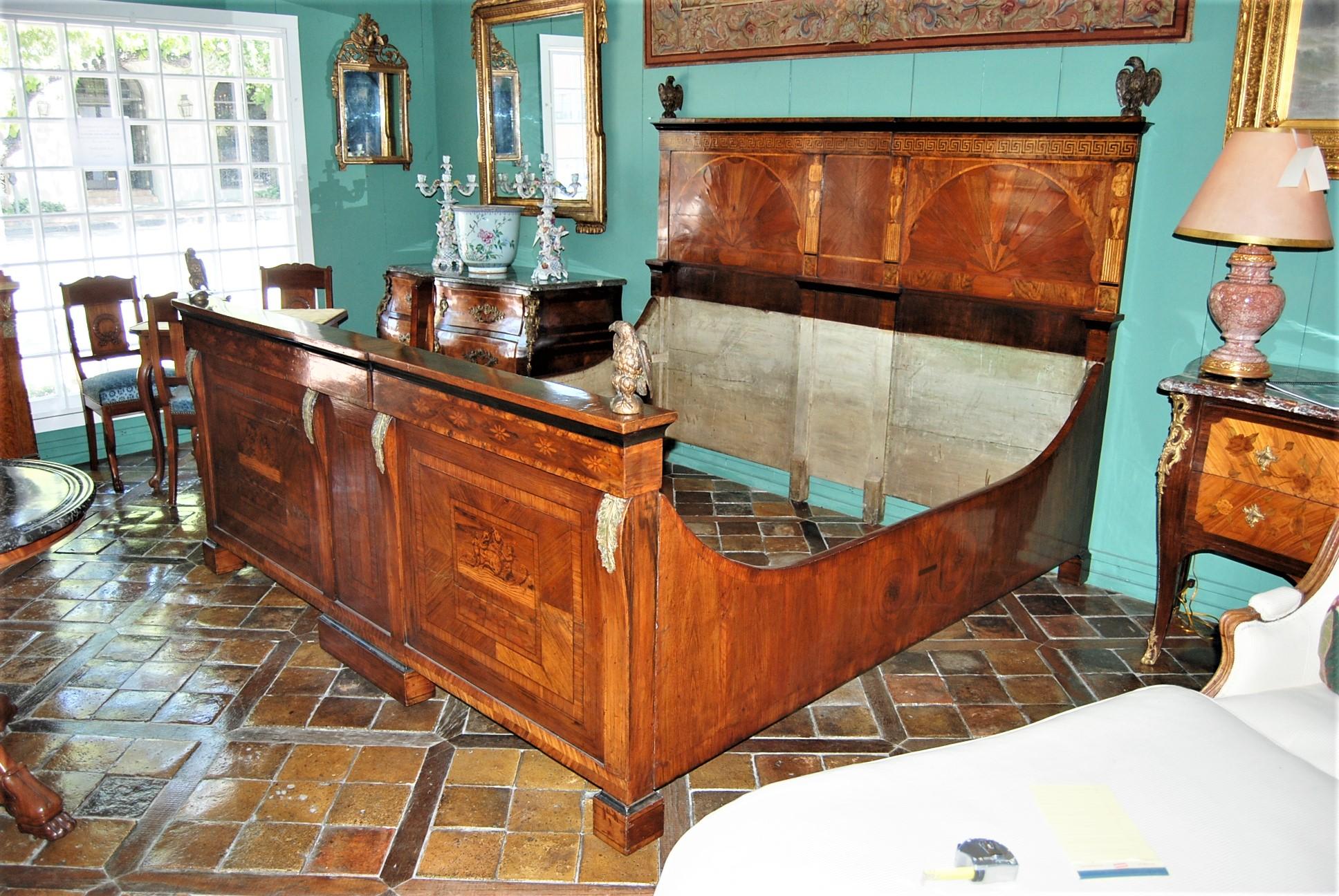 italien Huge 18th C. Venetian Larger Then California King Bed Crest Finials Panel Board en vente