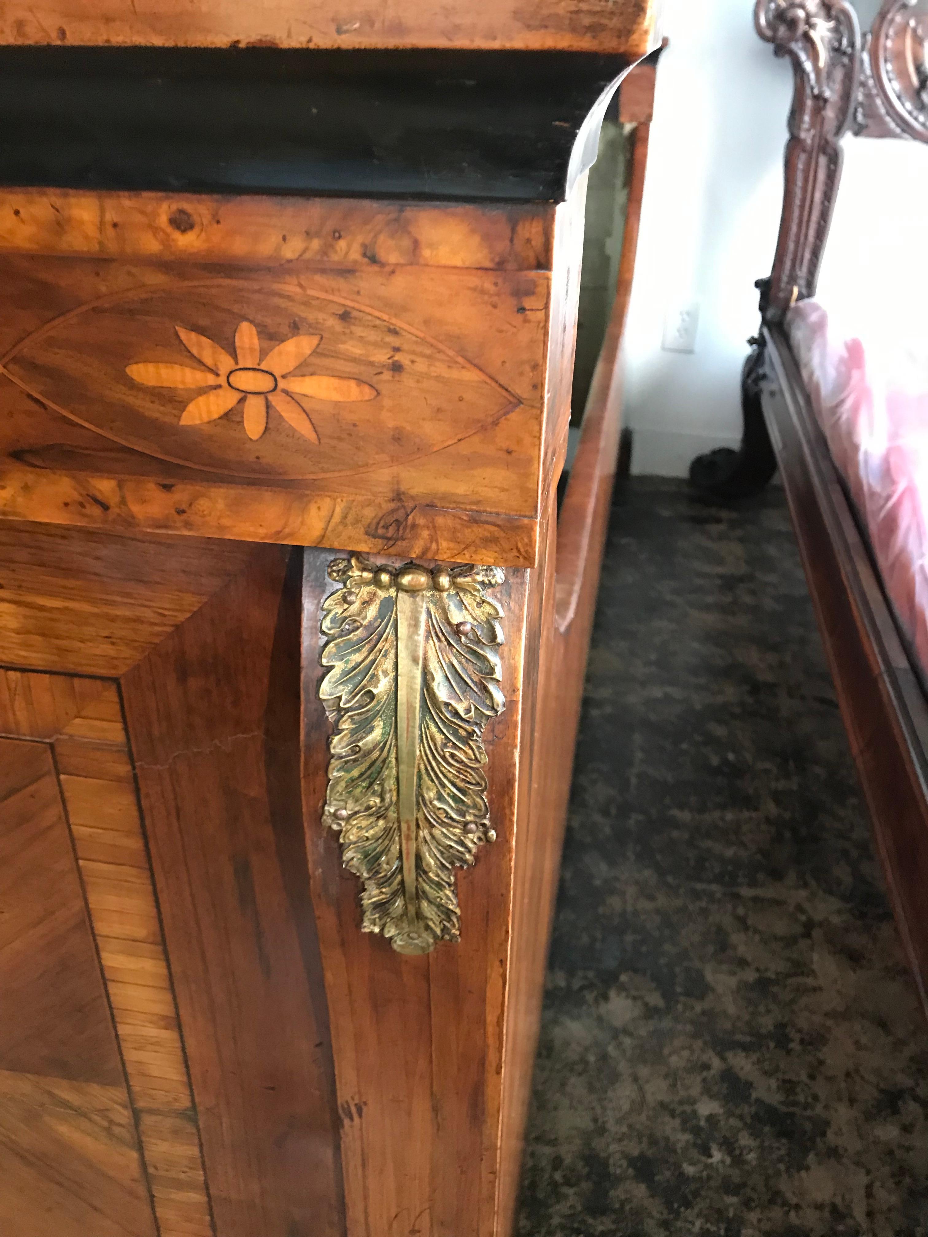 Sculpté Huge 18th C. Venetian Larger Then California King Bed Crest Finials Panel Board en vente