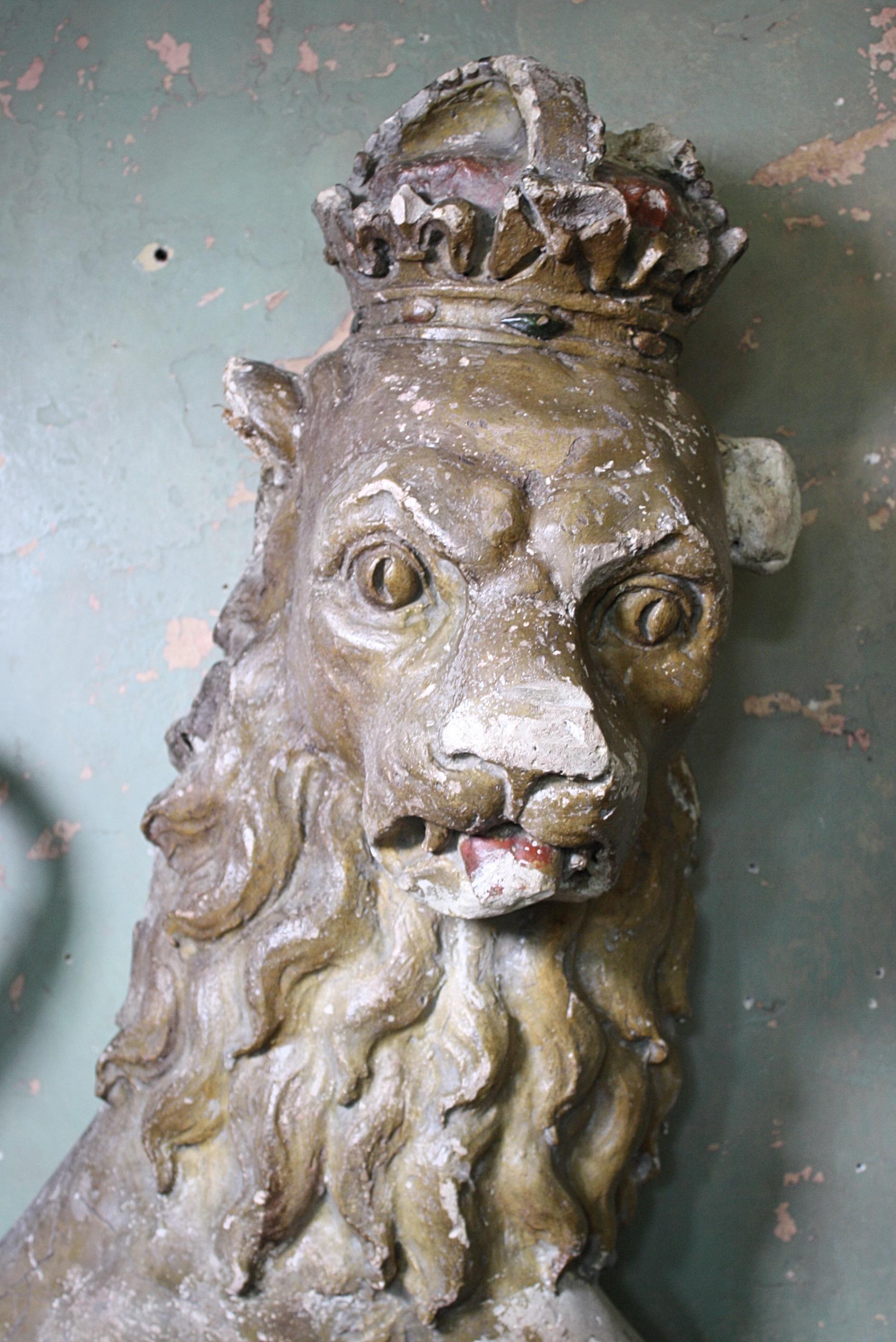 Grand lion héraldique du 18ème siècle en plâtre armorié doré à la gesso en vente 12