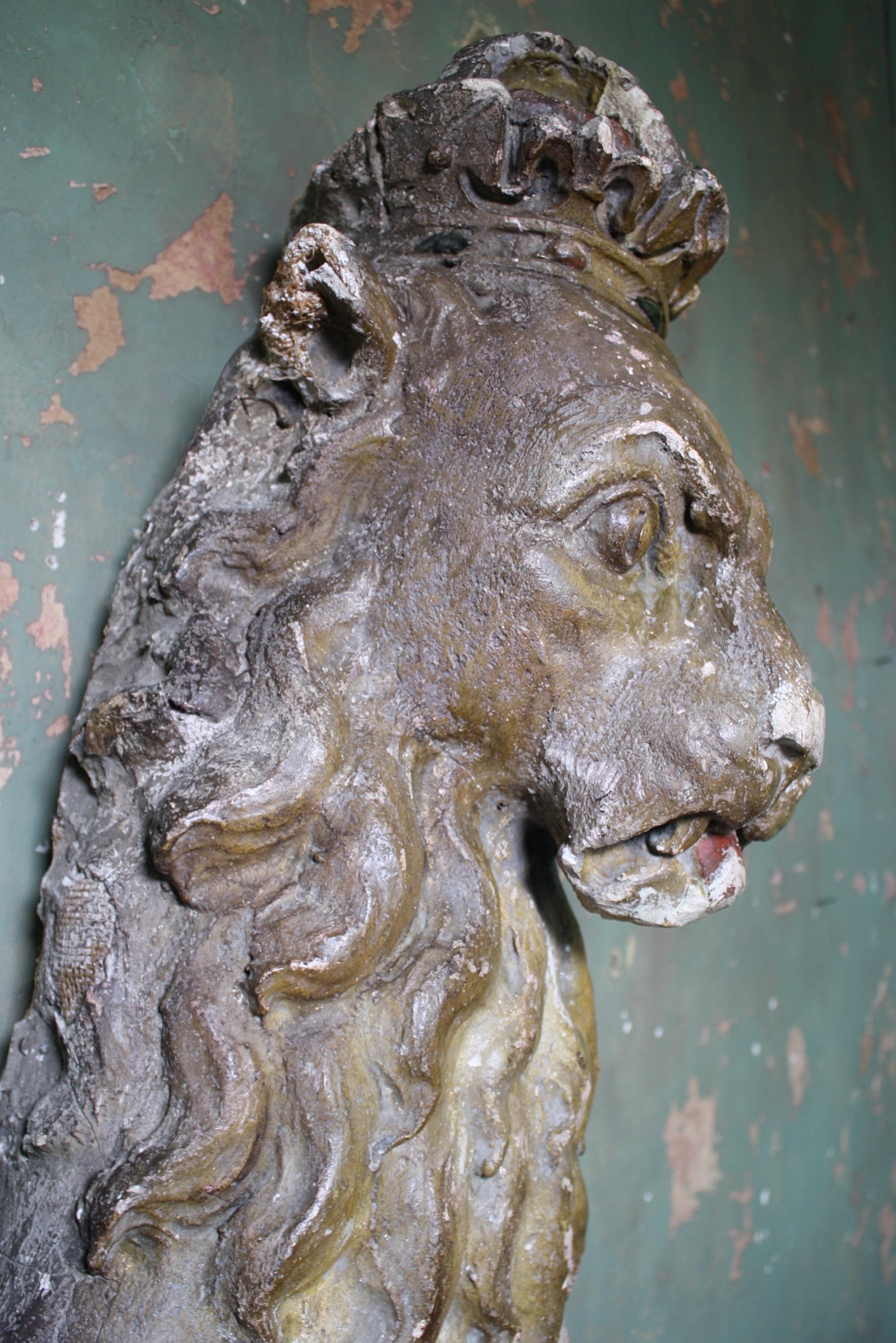 Grand lion héraldique du 18ème siècle en plâtre armorié doré à la gesso en vente 13