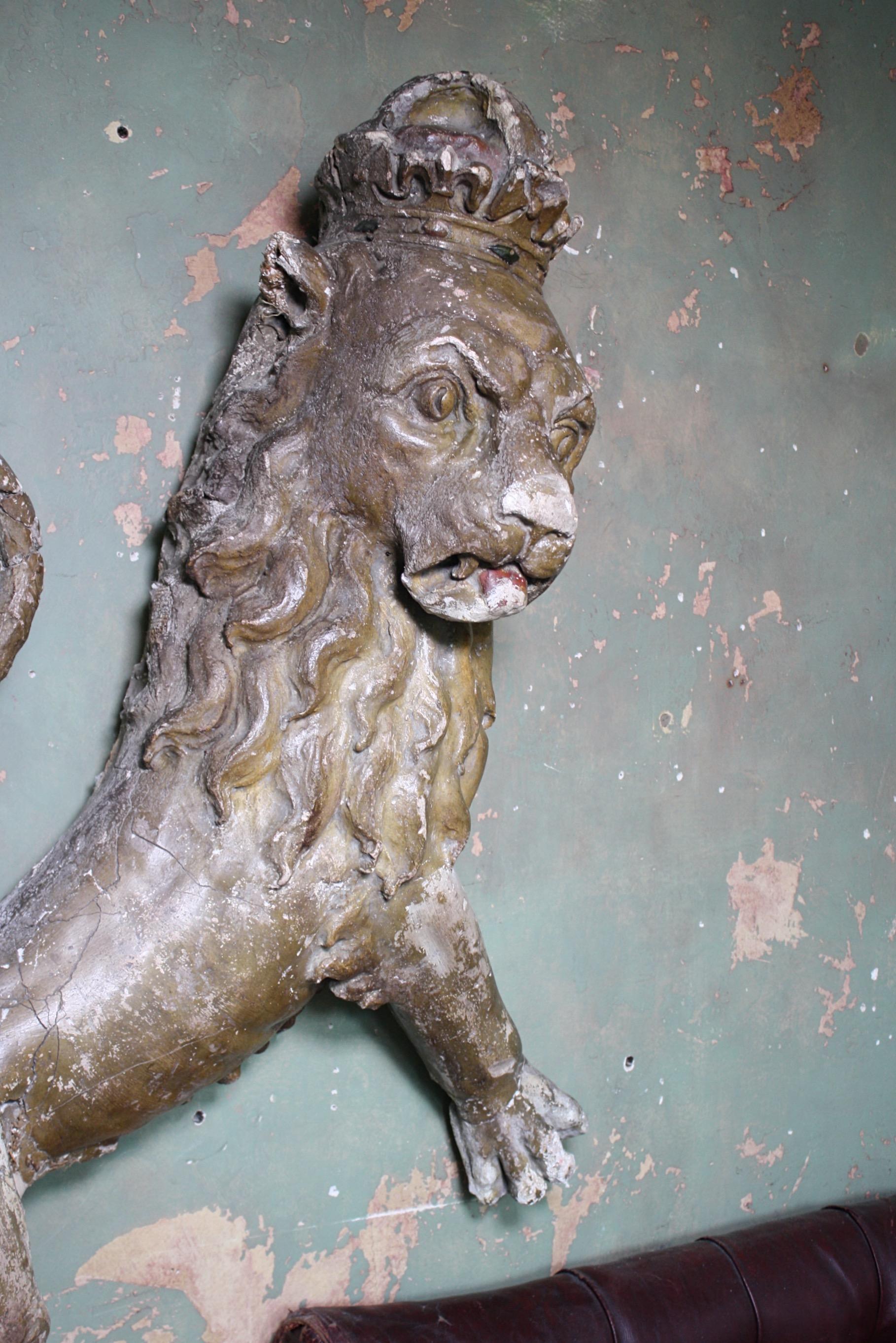 Huge 18th Century Heraldic Armorial Plaster Gesso Gilt Lion In Fair Condition For Sale In Lowestoft, GB