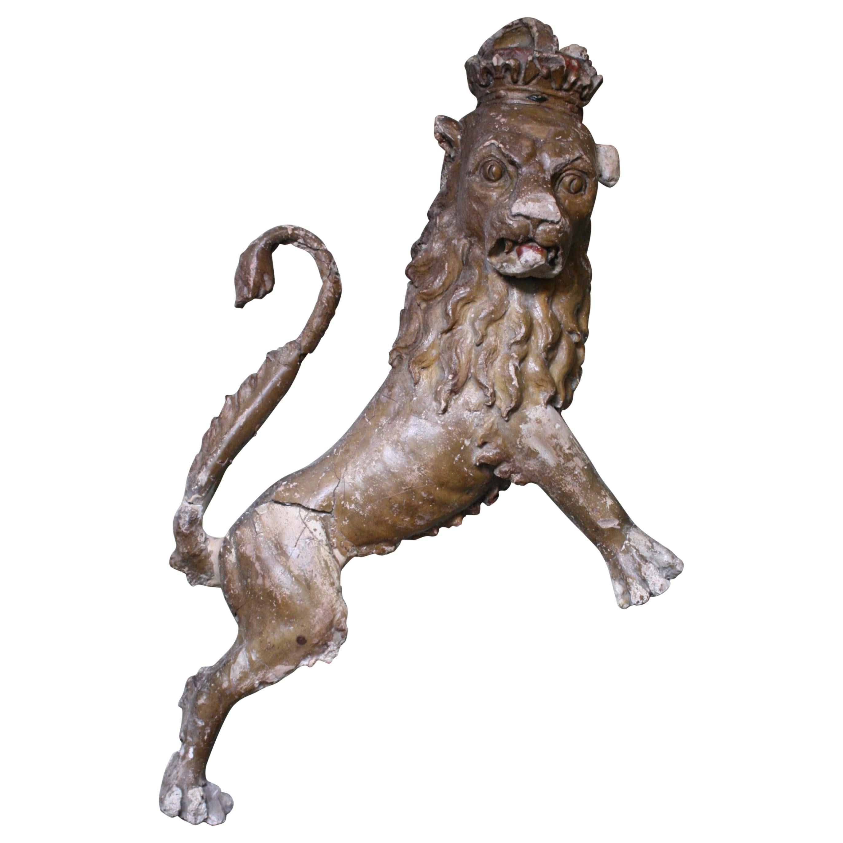 Grand lion héraldique du 18ème siècle en plâtre armorié doré à la gesso en vente