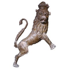Grand lion héraldique du 18ème siècle en plâtre armorié doré à la gesso