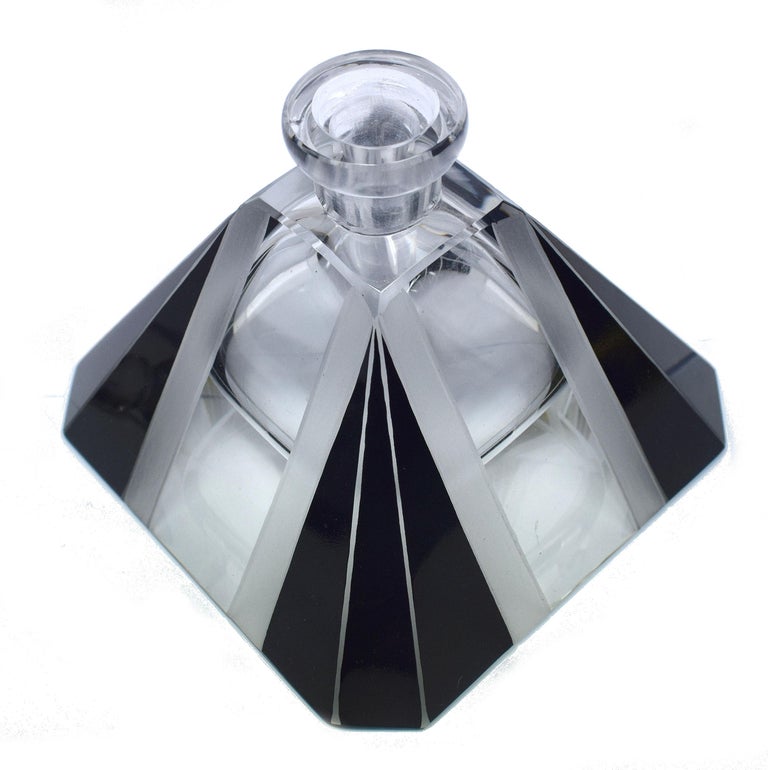 Free Emerald Art Deco Image - Emerald, Green, Gold | Download at StockCake