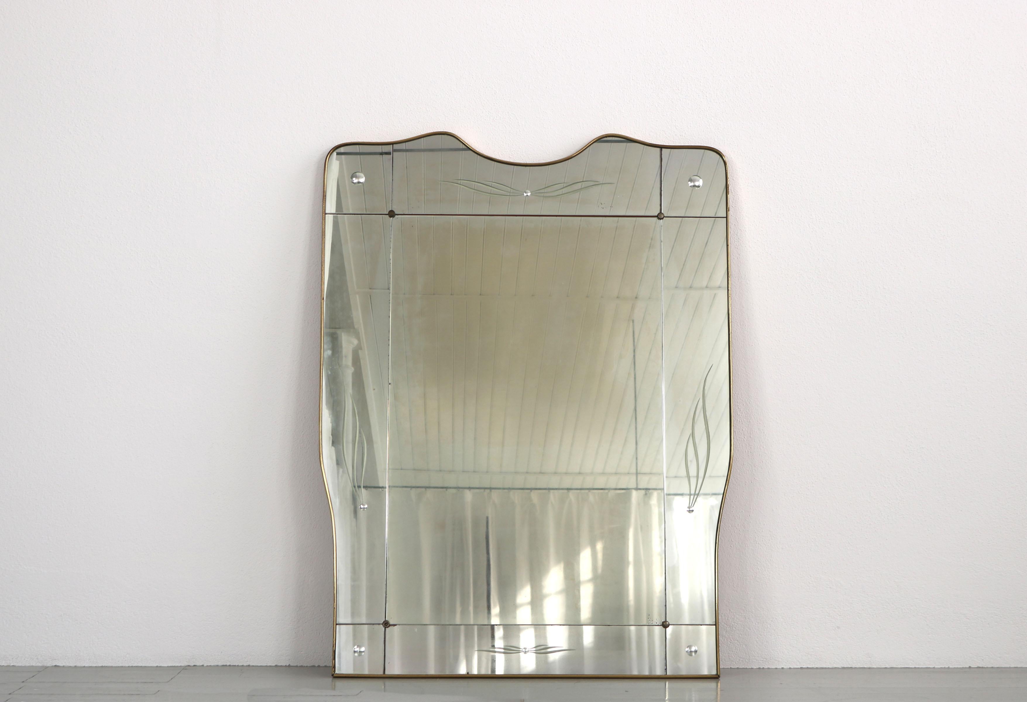 Großer italienischer Spiegel aus den 1950er Jahren mit Messingrahmen.