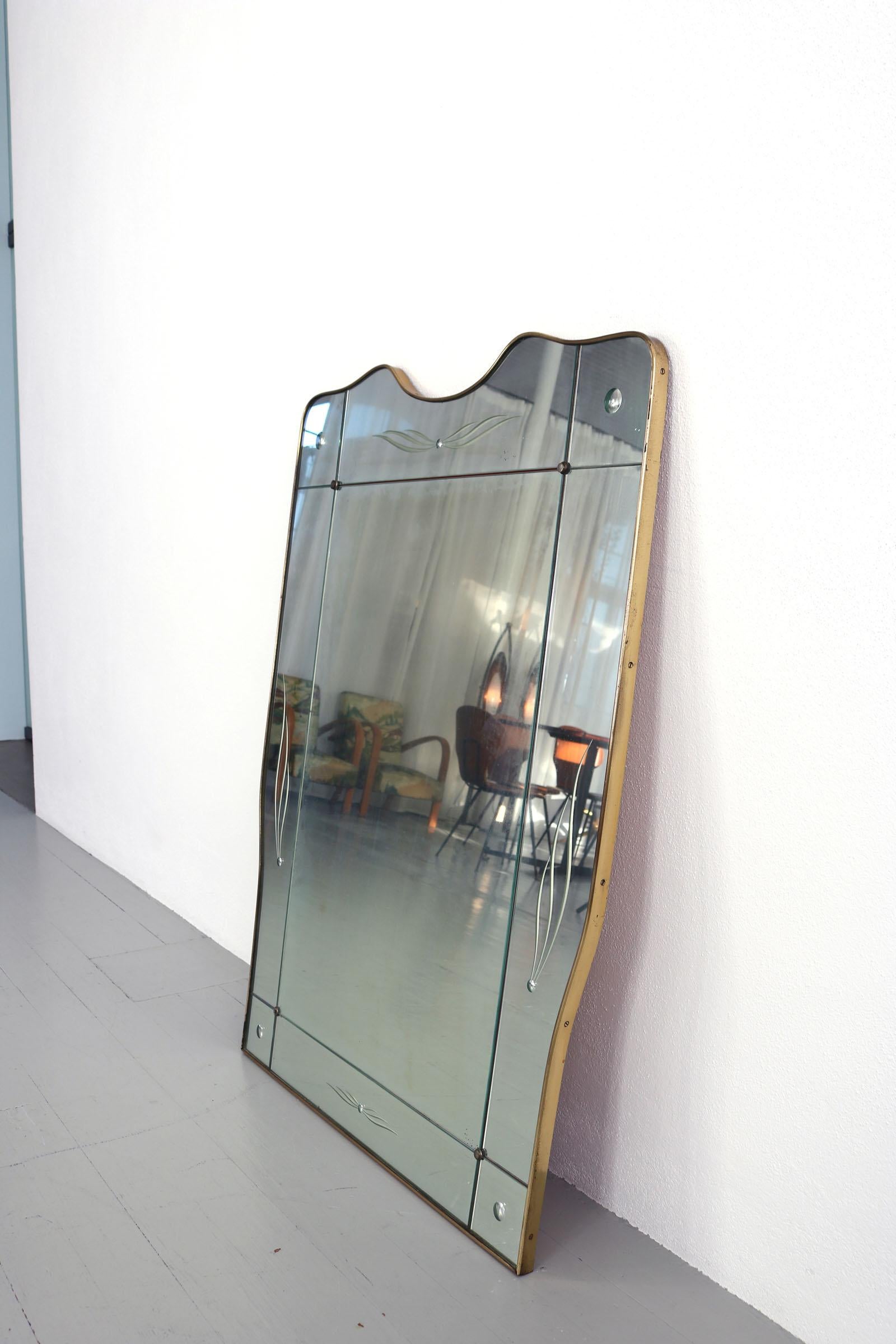Großer italienischer Spiegel aus den 1950er Jahren mit Messingrahmen  (Mitte des 20. Jahrhunderts) im Angebot