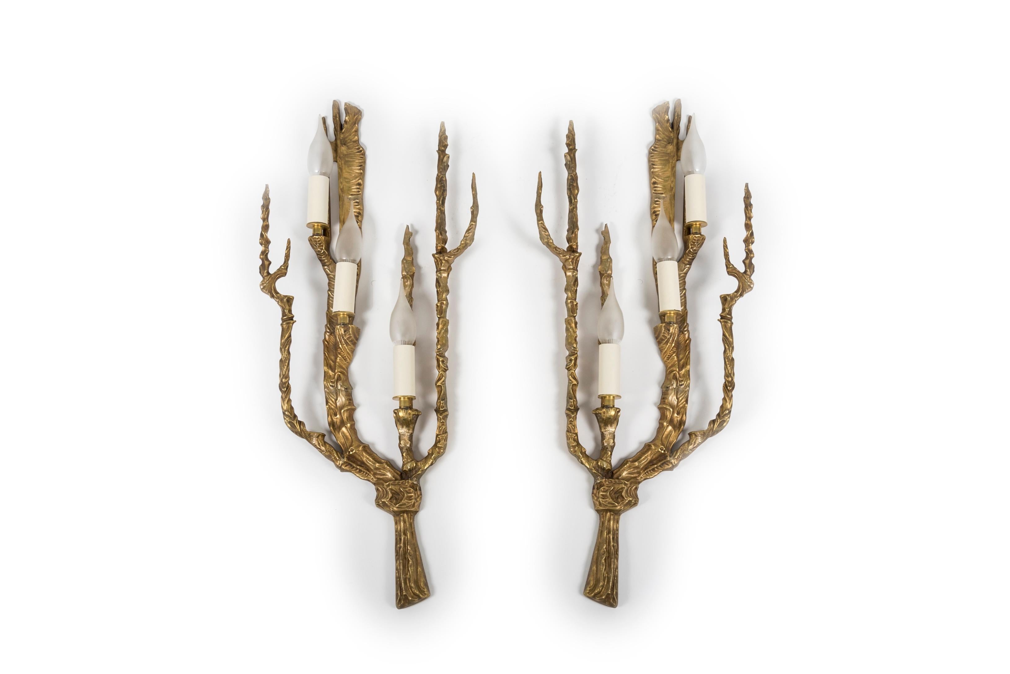 Raro par de apliques altos de bronce al estilo de Felix Agostini.
Francia
1950's
Recableado.