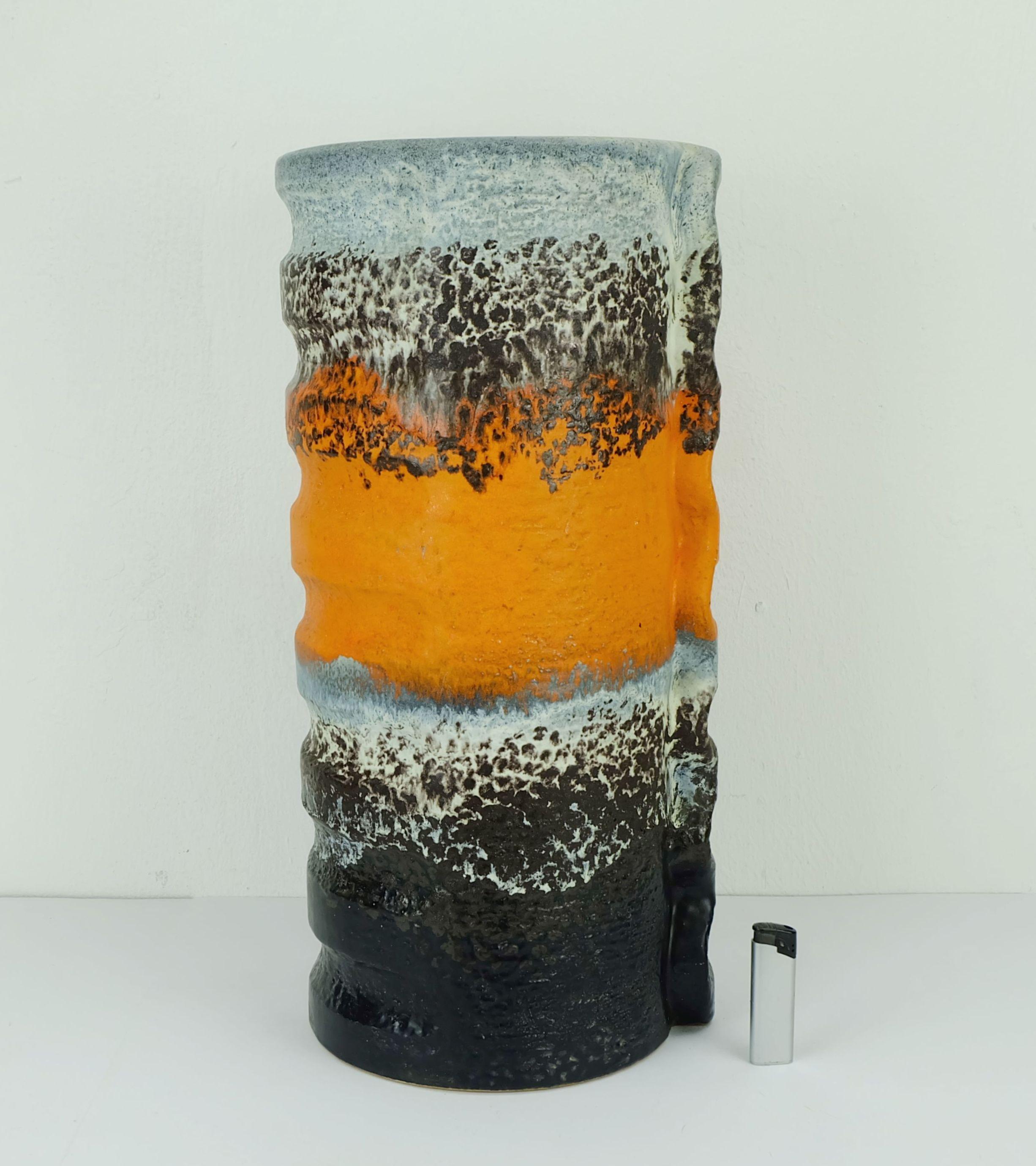 Vaso della Germania occidentale di metà secolo prodotto da Duemler & Breiden negli anni '60. Molto raro in queste dimensioni. Numero di modello 24/50. Decoro 'Polar' in diverse tonalità di grigio, arancione e nero.
 
Altezza 51 cm, larghezza 24,5