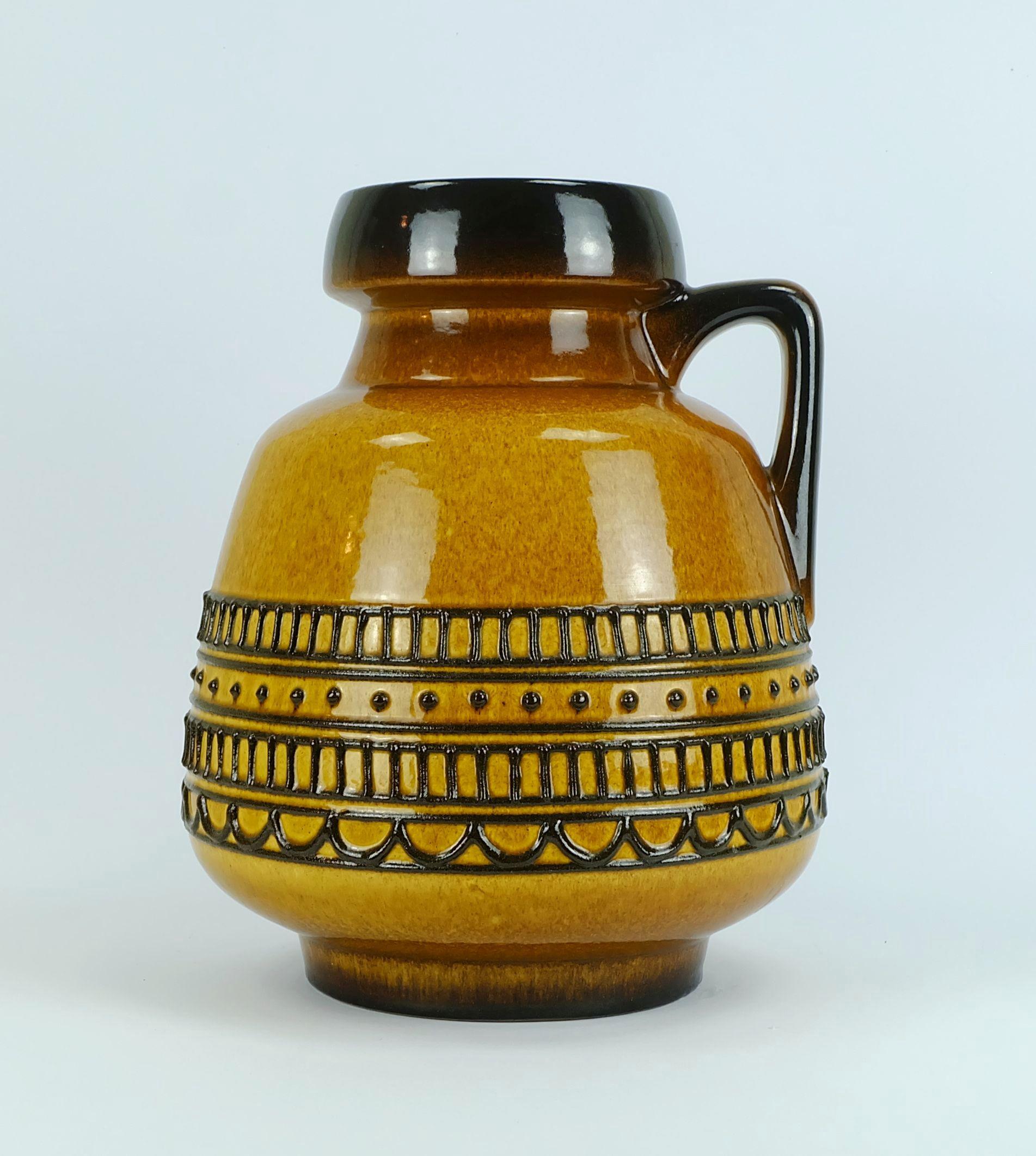 Mid-Century Modern énorme VASE pichet des années 1960 modèle 88 35 ambre et brown avec motif abstrait noir en vente