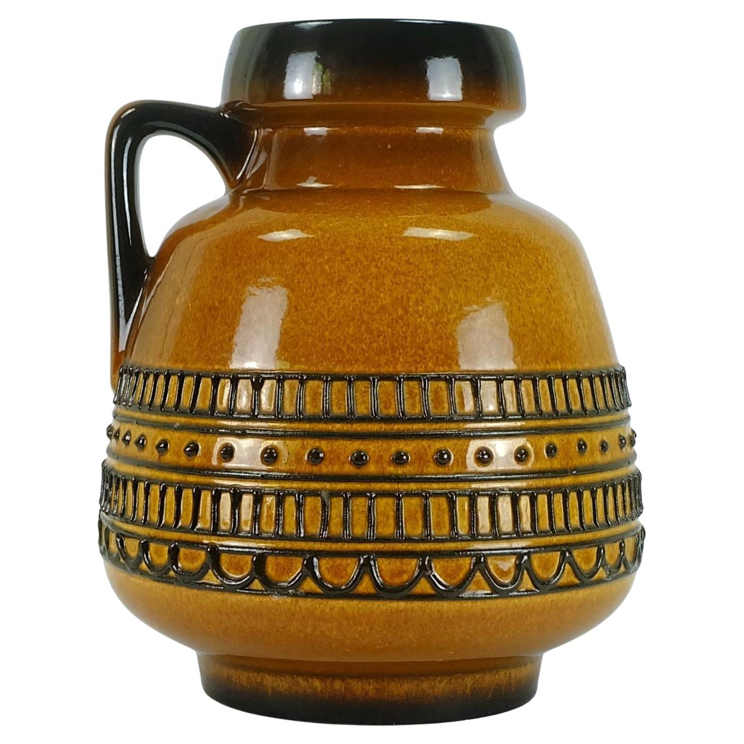 énorme VASE pichet des années 1960 modèle 88 35 ambre et brown avec motif abstrait noir en vente