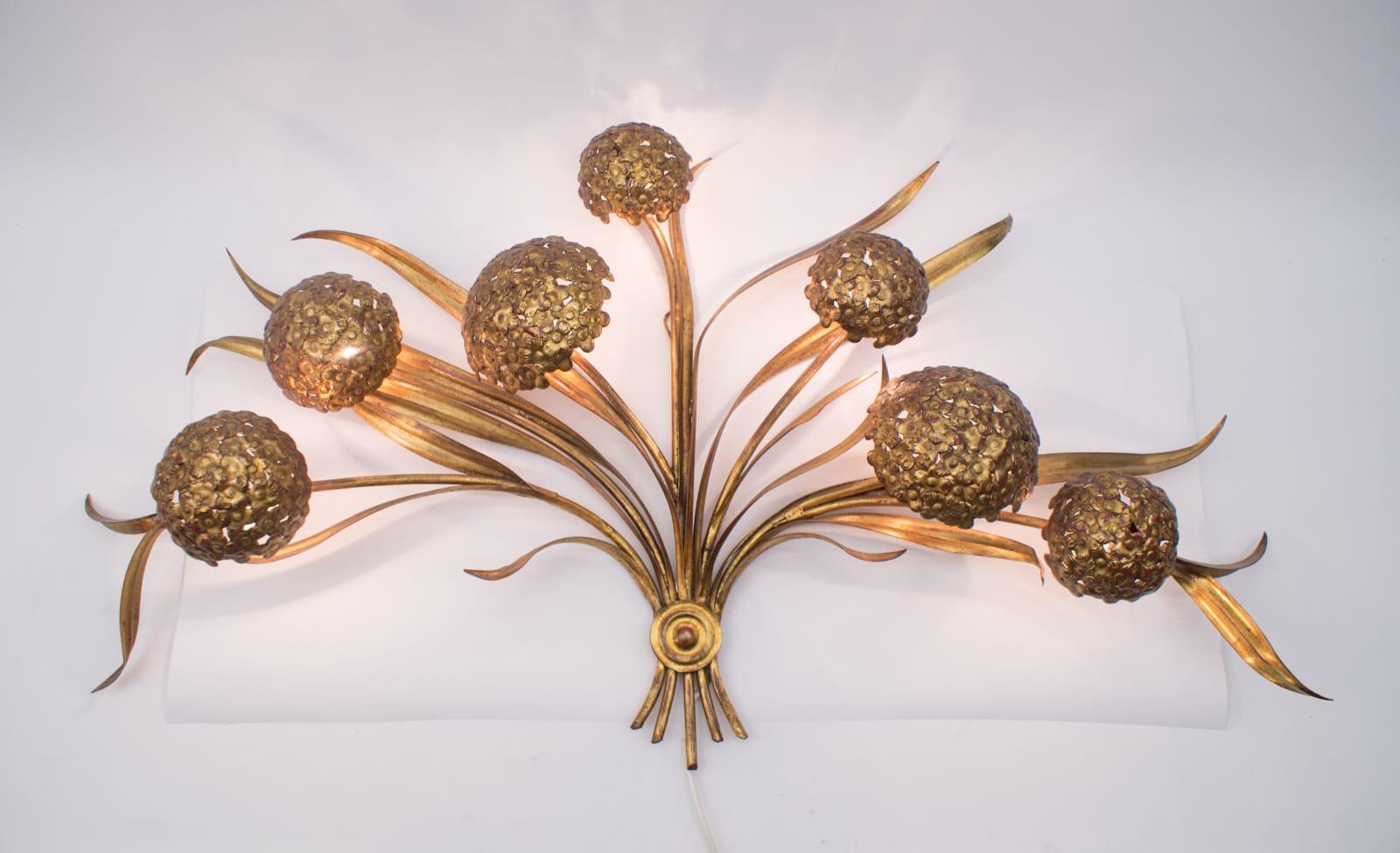 1960s hydrangea lamp produced by Palladio Italy, signed on the back. Wall lamp with 7x E14 sockets.
   