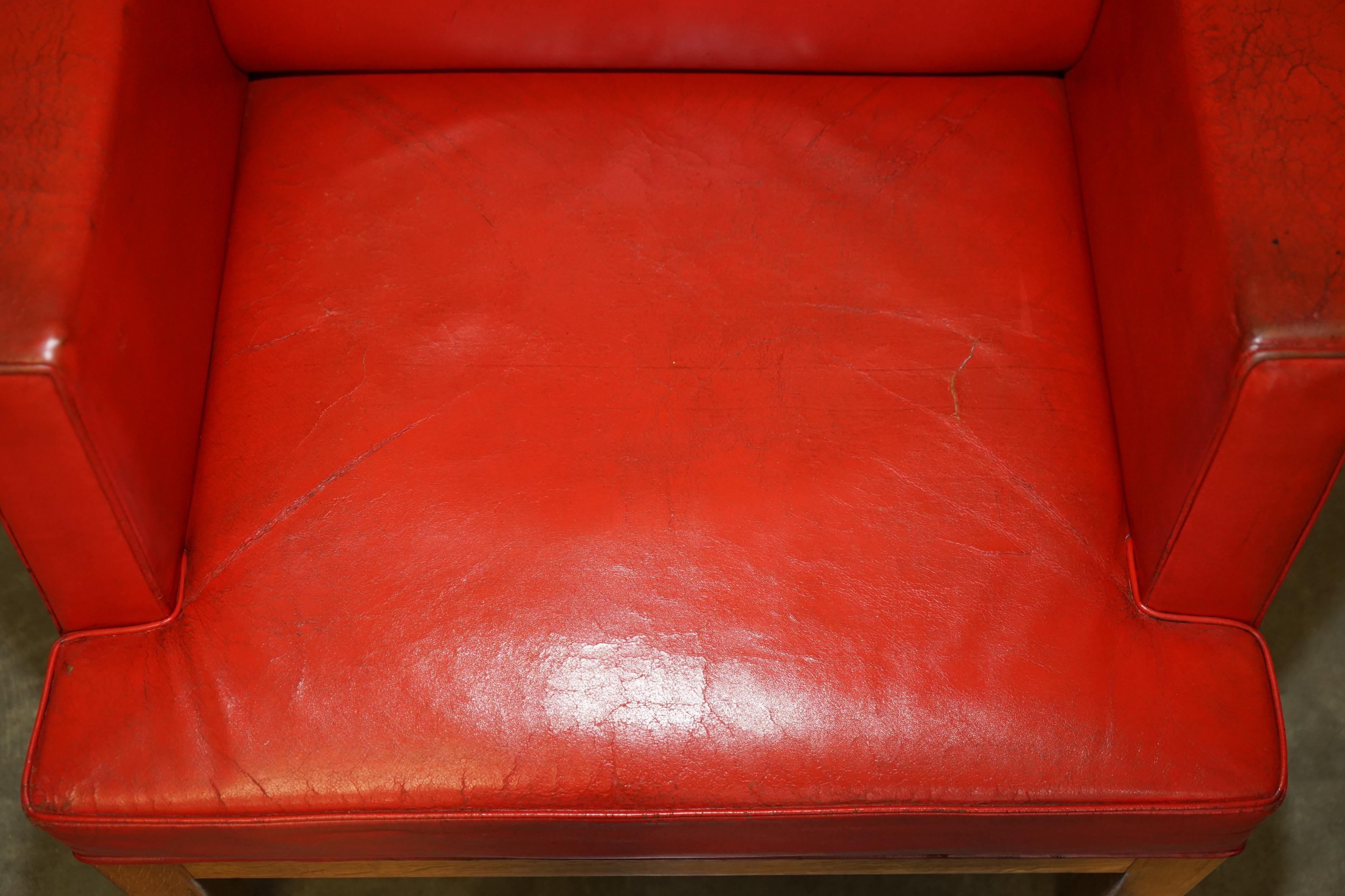 HUGE 1968 QUEEN ELIZABETH II HIGH BACK SESSIONS HOUSE JUDGES LEATHER ARMCHAiR In Good Condition In West Sussex, Pulborough