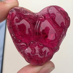 Enorme gemma da intaglio di tormalina rubellite naturale da 197,45 carati proveniente dall'Africa