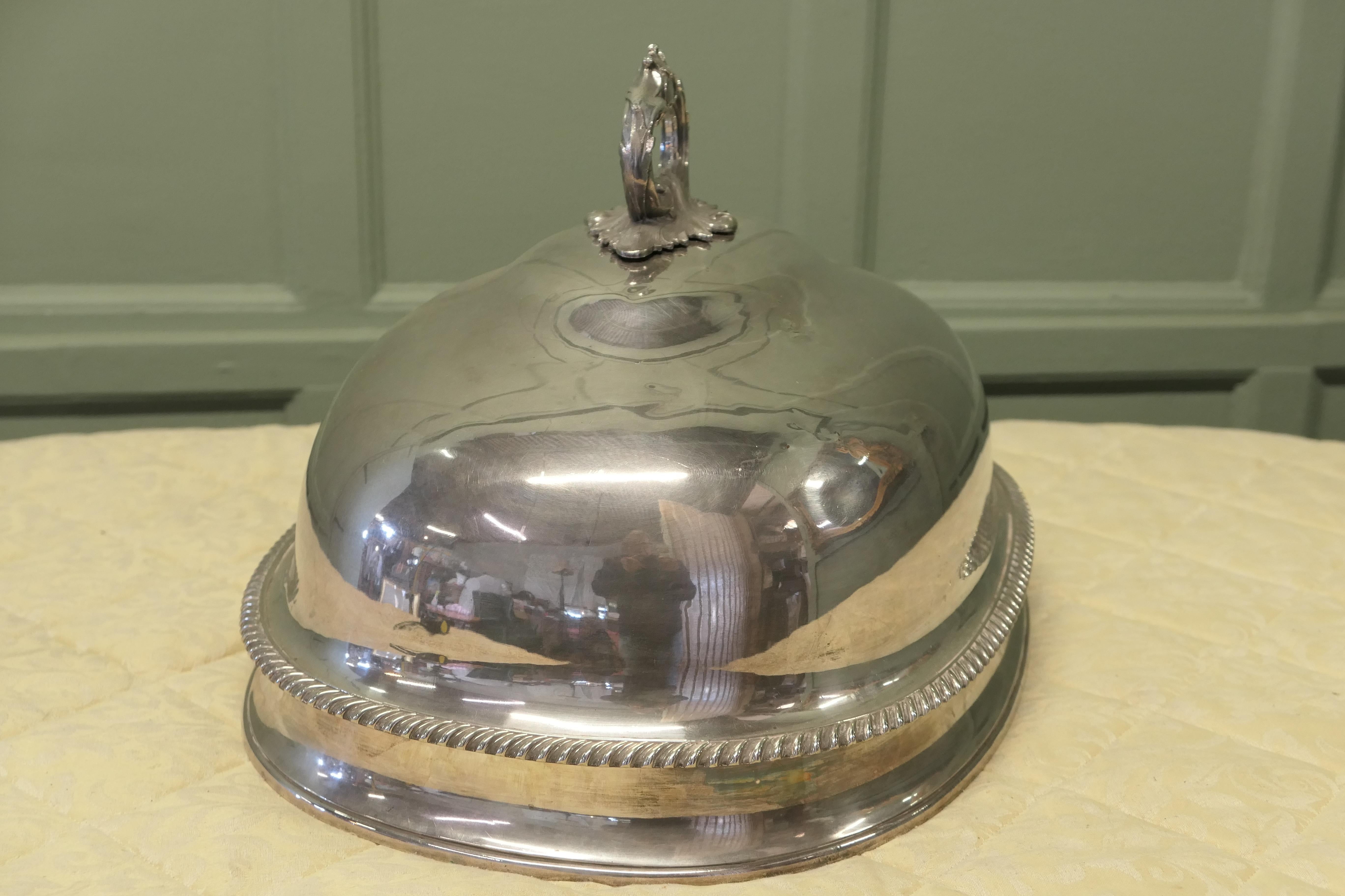 Enorme coperchio a cupola per carni del XIX secolo   Un magnifico e grandioso piatto d'argento per la carne o la in vendita 4