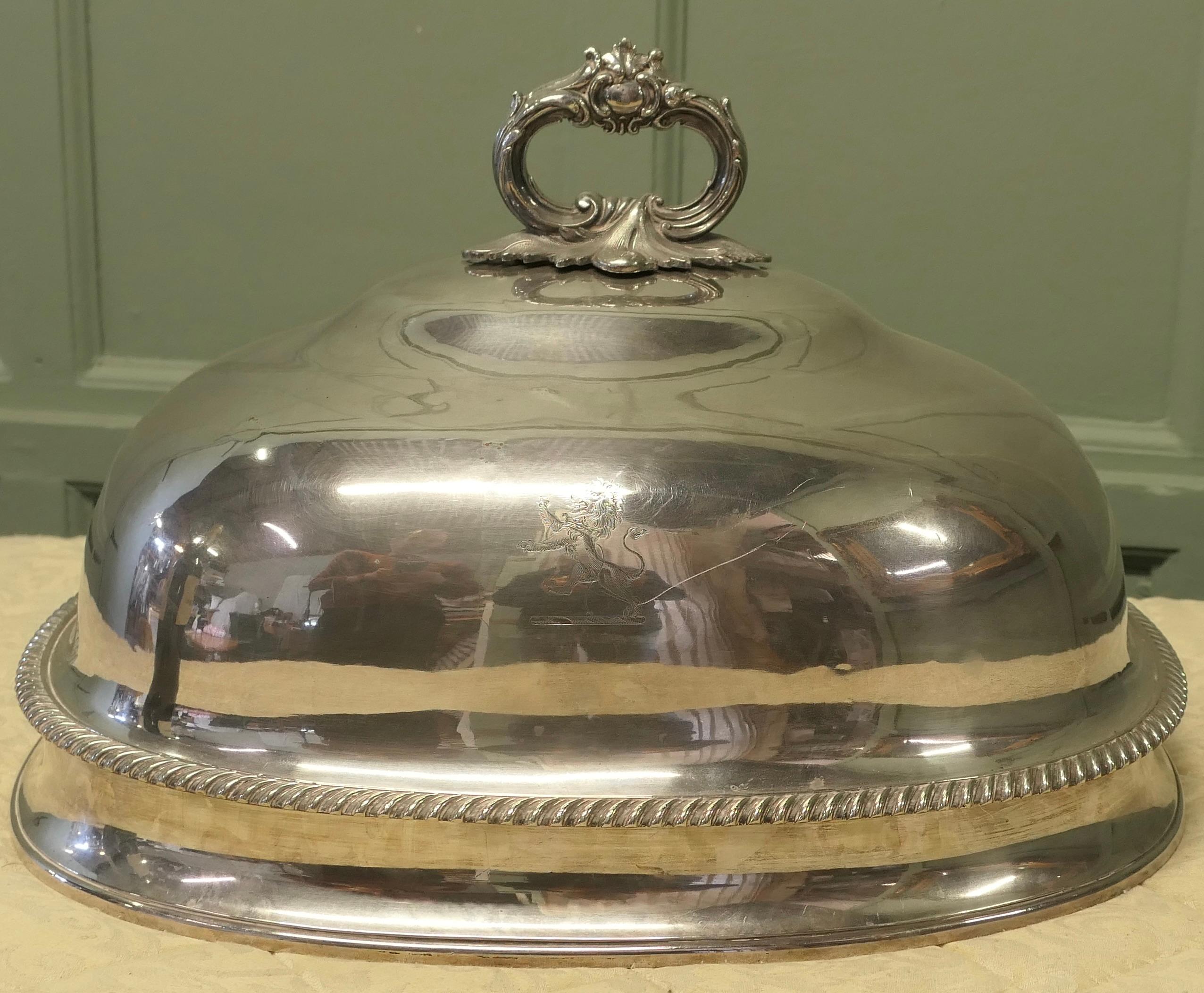 Stile Adam Enorme coperchio a cupola per carni del XIX secolo   Un magnifico e grandioso piatto d'argento per la carne o la in vendita