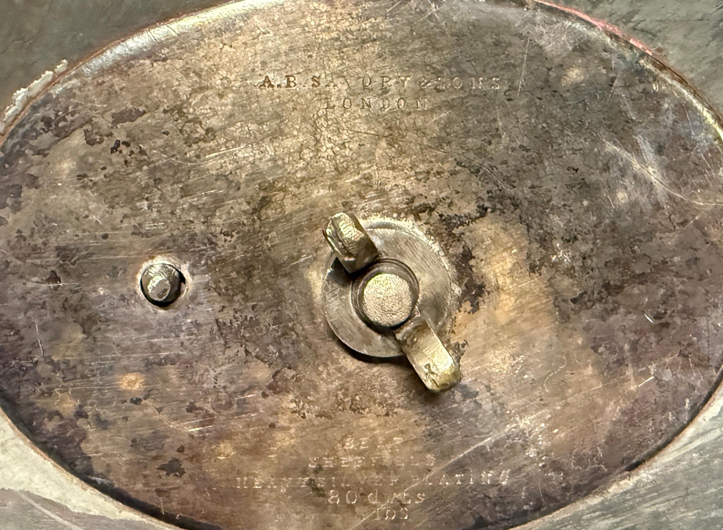 Placcato argento Enorme coperchio a cupola per carni del XIX secolo   Un magnifico e grandioso piatto d'argento per la carne o la in vendita