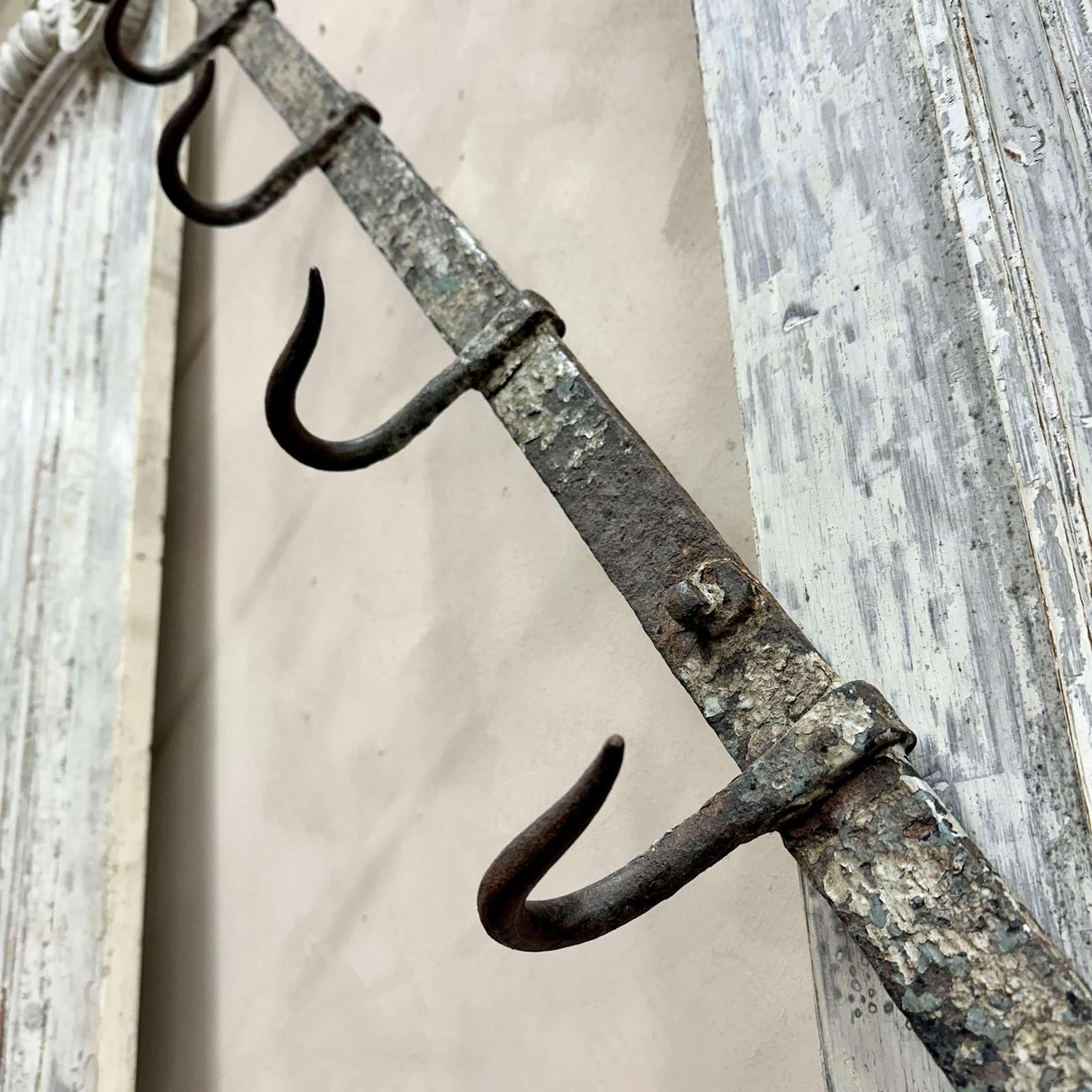 Ein großer Satz handgeschmiedeter französischer Fleischerhaken; insgesamt 13 Haken 
Originallack und Patina.
Ein großartiges Stück, das in eine Küche oder ein Restaurant integriert werden kann.

Frankreich, um 1870.

Länge - 302,5 cm
Höhe - 14