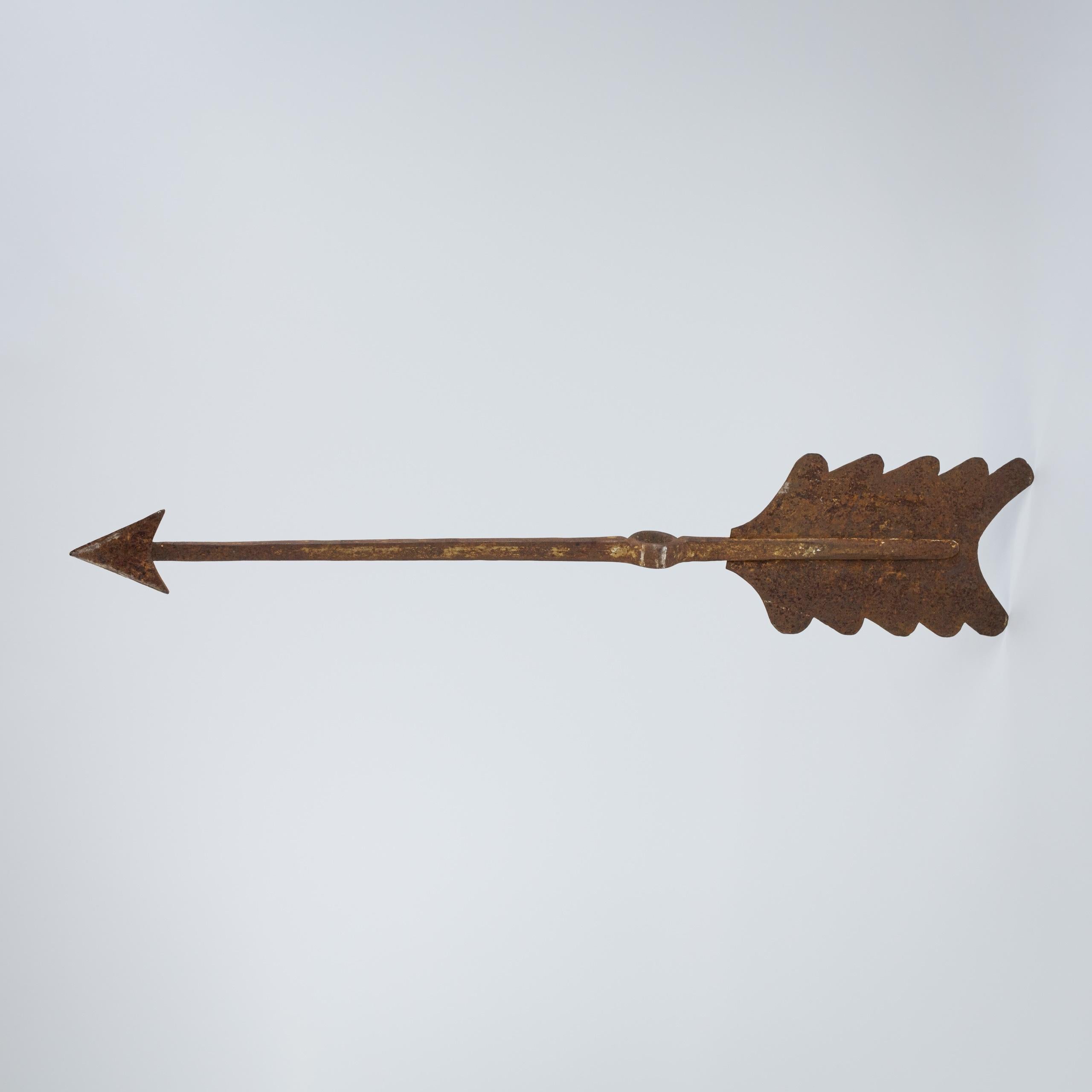 Semplicemente enorme, banderuola in ferro battuto con Directional Arrow. Superficie intatta e naturalmente usurata. Supporti su misura da montare a parete per l'esposizione. Francia, circa 1880.