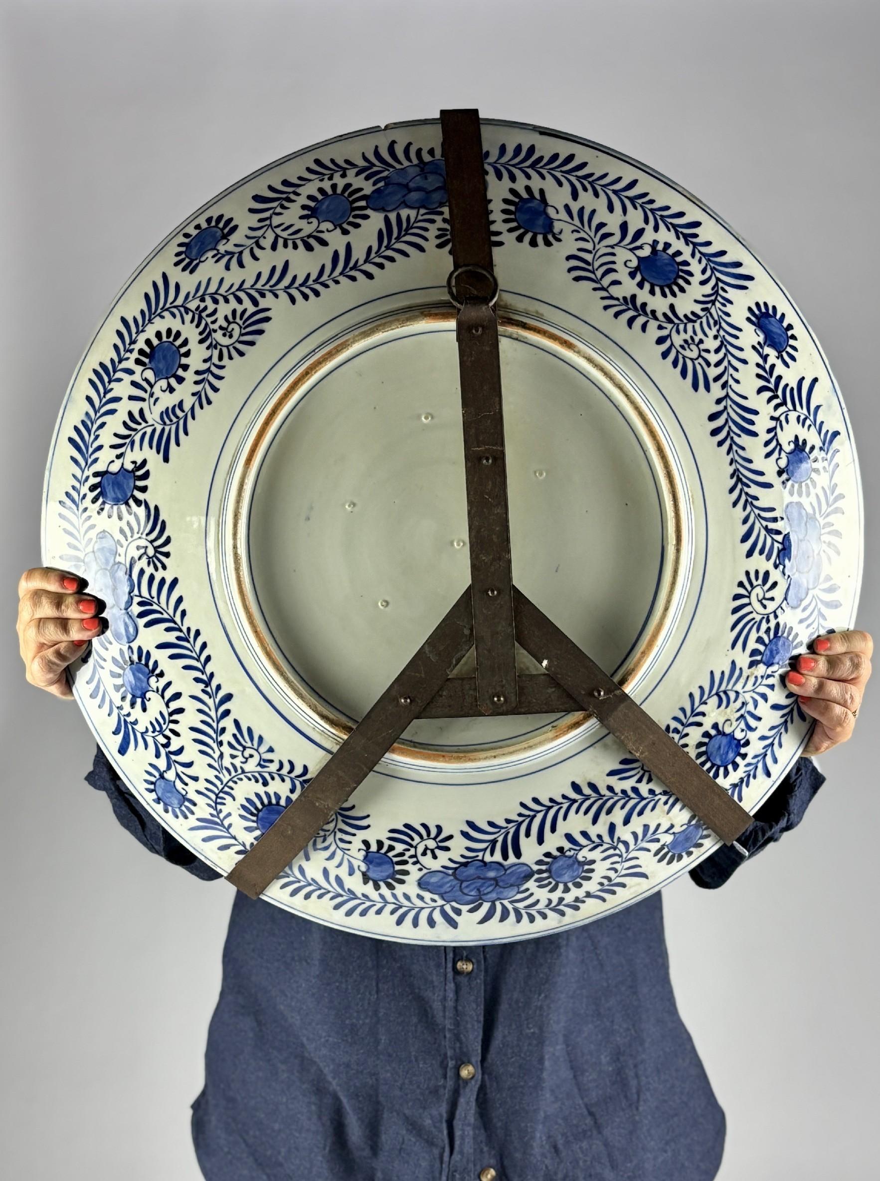 Huge 19th Century Japanese Imari Charger In Good Condition For Sale In Pease pottage, West Sussex