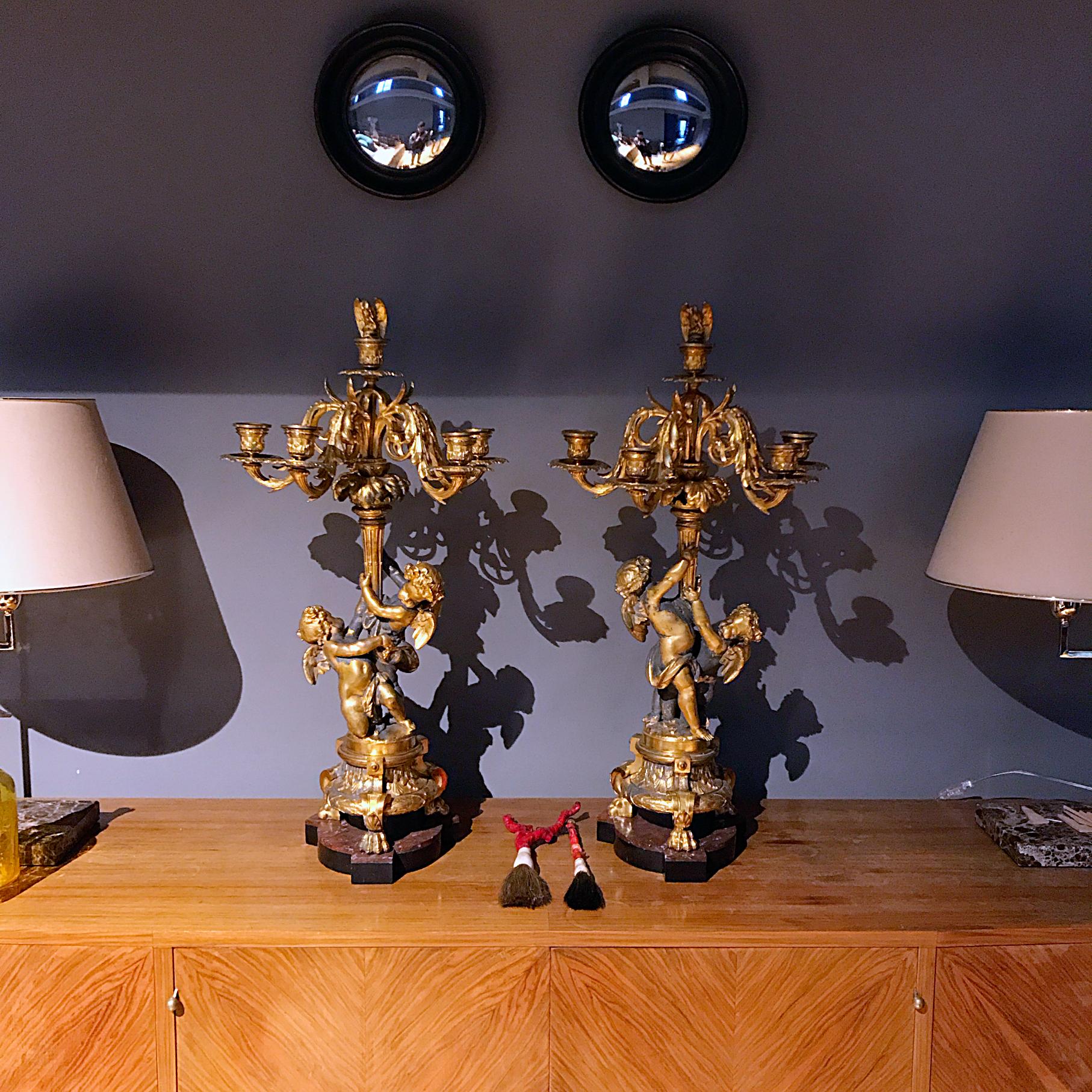 Beeindruckendes Paar 6-flammiger französischer Empire-Fackeln mit geflügelten Putten, hergestellt von Philippe Mourey (Paris 1840-1910) in den 1870er Jahren. Jede modelliert, fein detaillierte ormolu Paar Putten hält oben einen großen Blattschaft