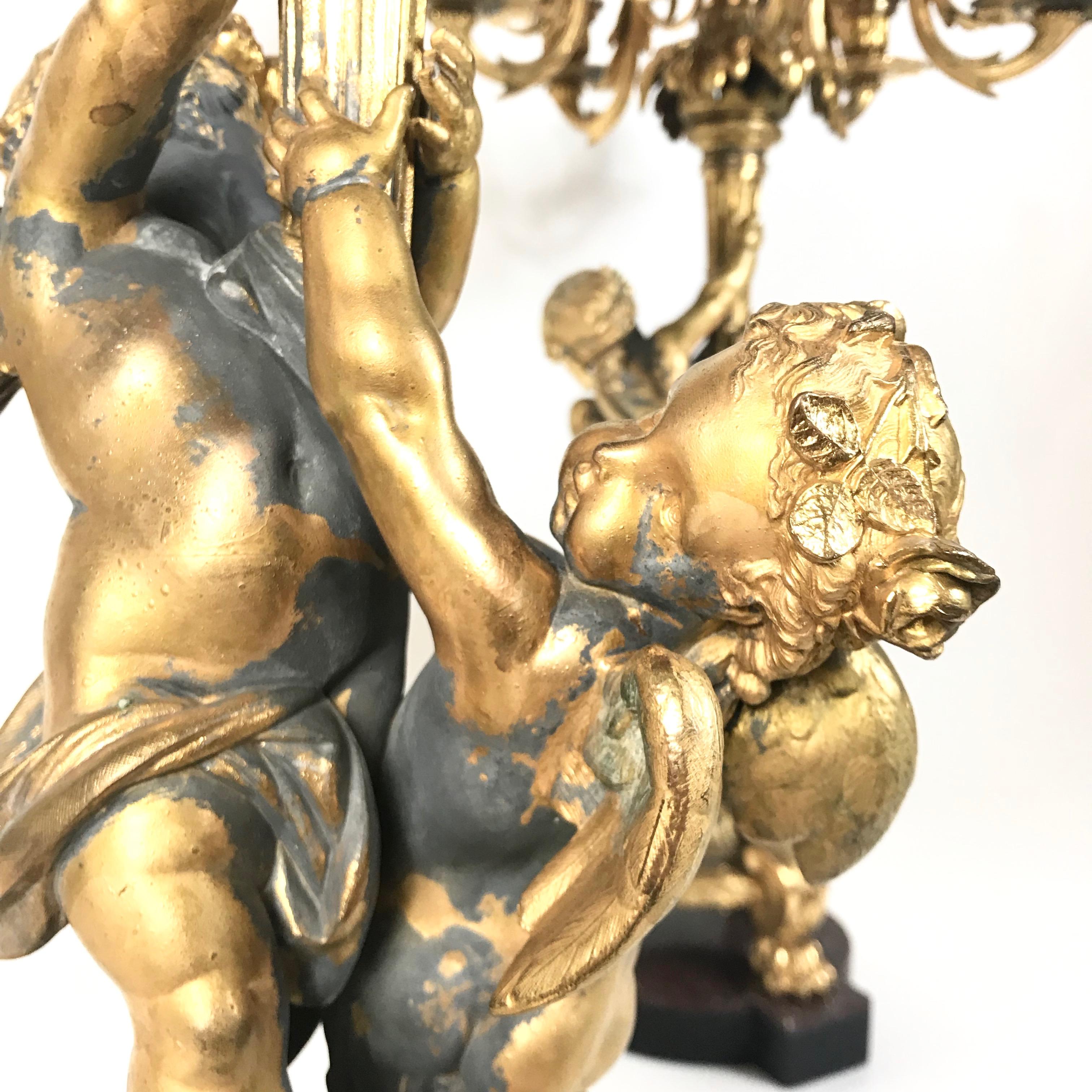 Paar riesige Philippe Mourey-Goldbronze-Putten-Kandelaber des 19. Jahrhunderts, 1870er Jahre, Frankreich (Metallarbeit) im Angebot