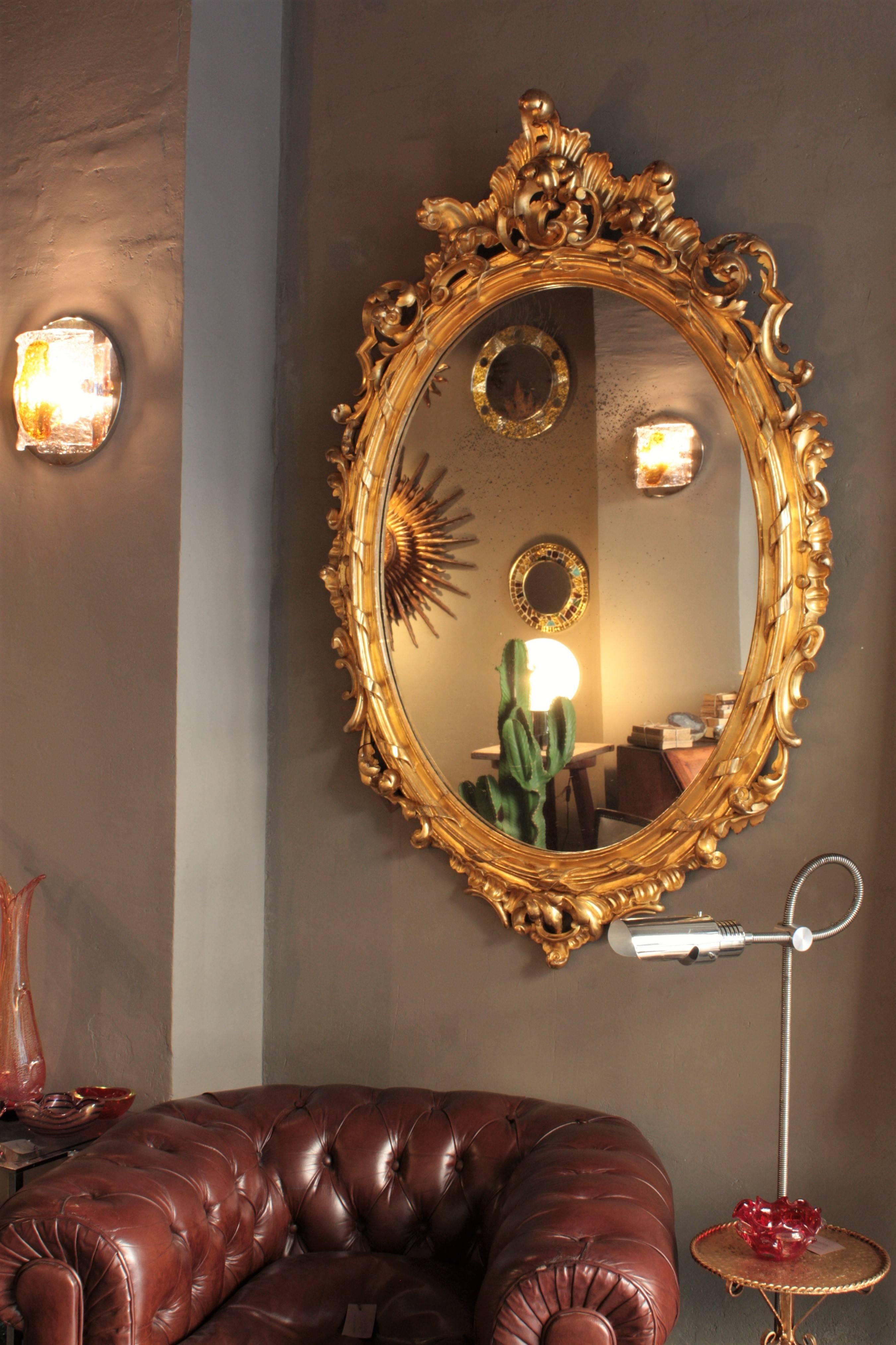 Rococo Miroir ovale palatial en bois doré sculpté de style rococo français en vente