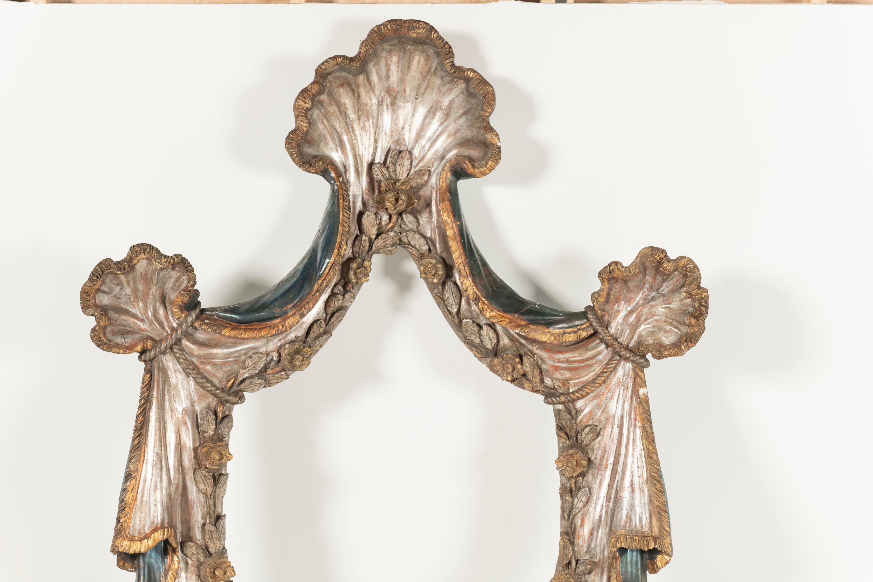 Monumentaler venezianischer Grottenrahmen aus dem 18. Jahrhundert, entstanden um 1780 in Italien. Dieser Rahmen beeindruckt als dekoratives Element oder als Umhüllung für ein wertvolles Gemälde, einen Spiegel oder ein Bild. Die ursprüngliche