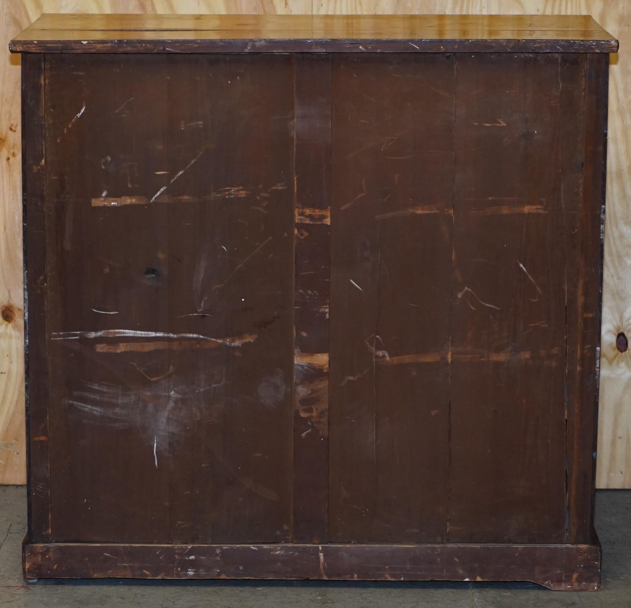 Enorme cassettiera vittoriana del XIX secolo in legno duro fiammato chiaro con cassetto nascosto in vendita 6