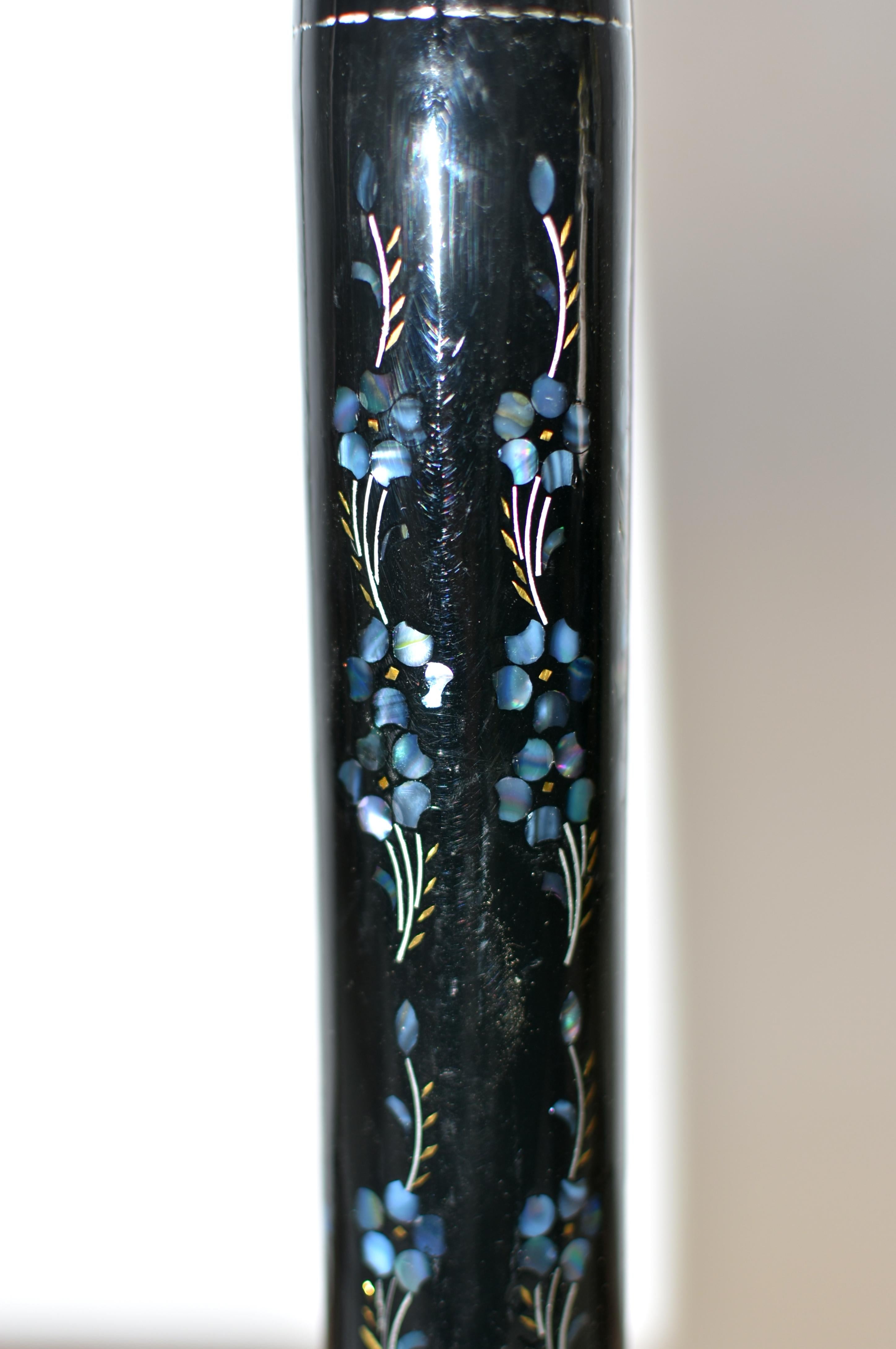 Fait main Grande broche de calligraphie laquée noire fleurs de cerisier en nacre et nacre en vente